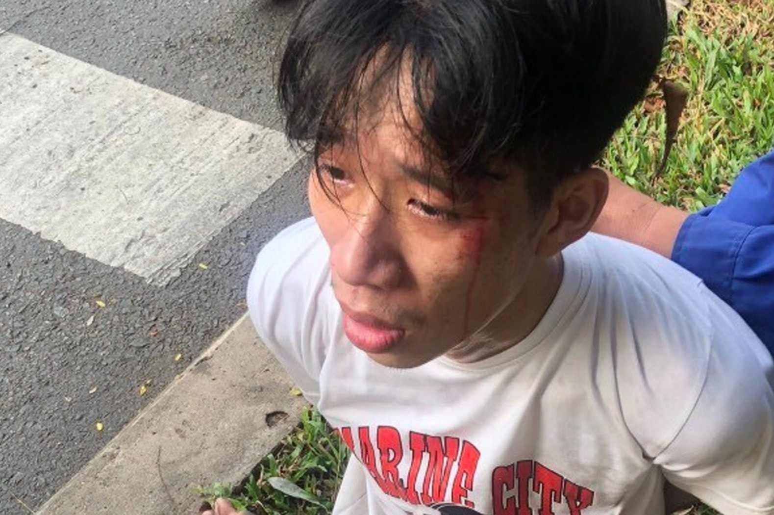 Nam thanh nien ke dao vao co tai xe xe buyt o TP.HCM hinh anh