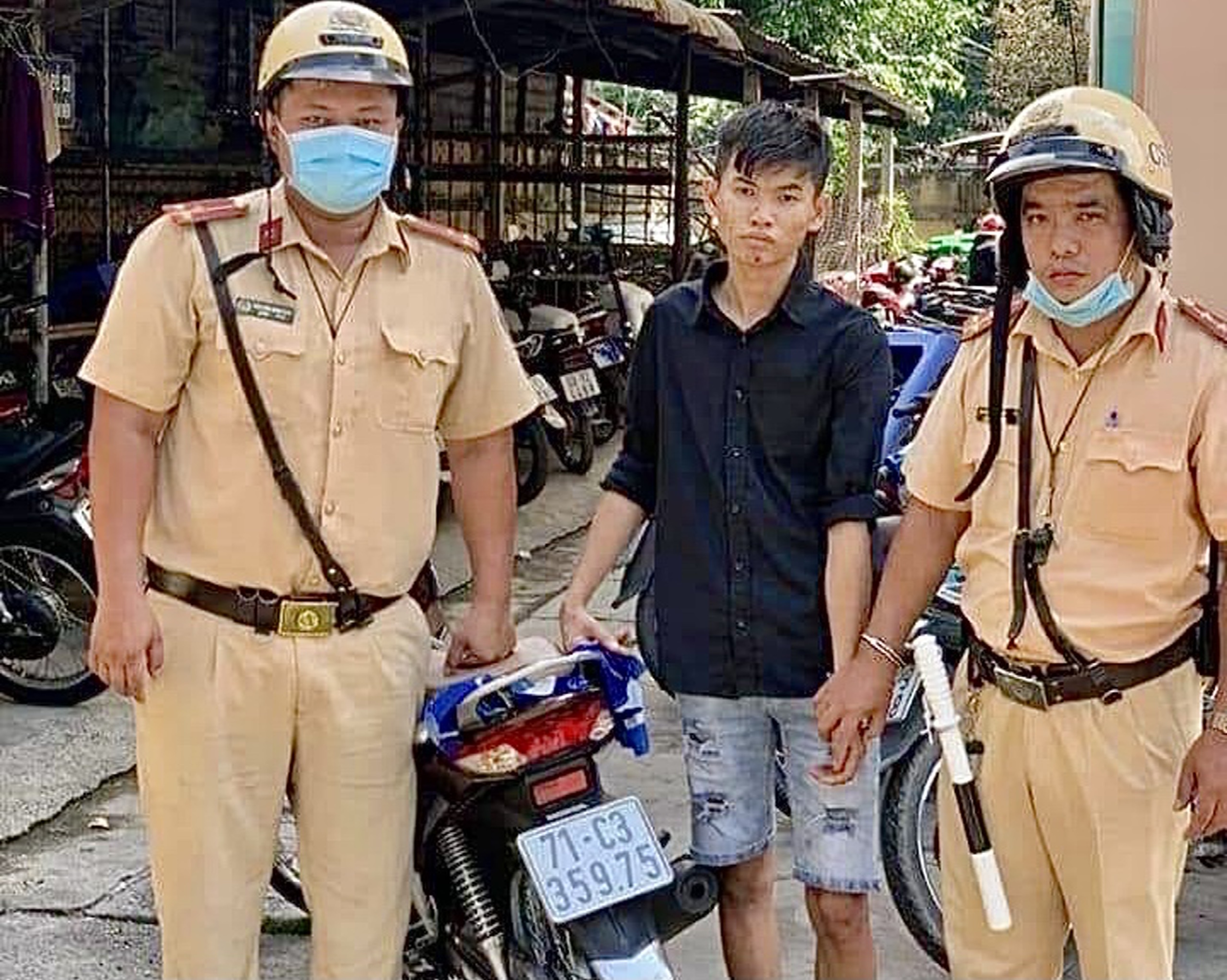 Trom xe hot hai bo chay bo khi bi CSGT phat hien anh 1