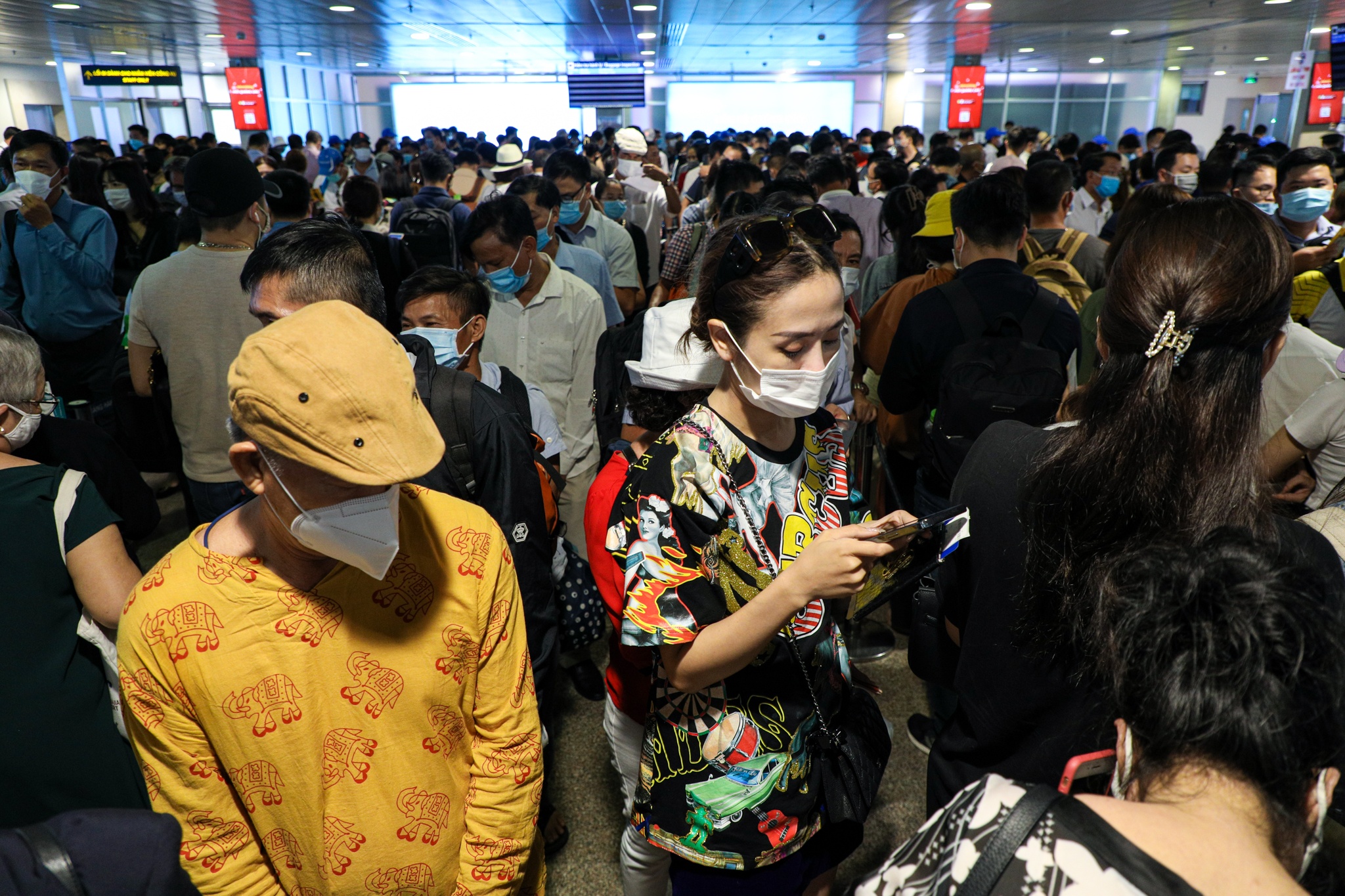 Khach 'cau cuu' nhan vien ho tro vi cho qua lau o san bay Tan Son Nhat hinh anh