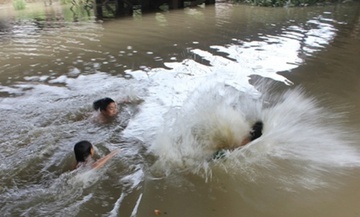Dung cam lao xuong song cuu em nho, nam sinh lop 7 bi nuoc cuon troi hinh anh
