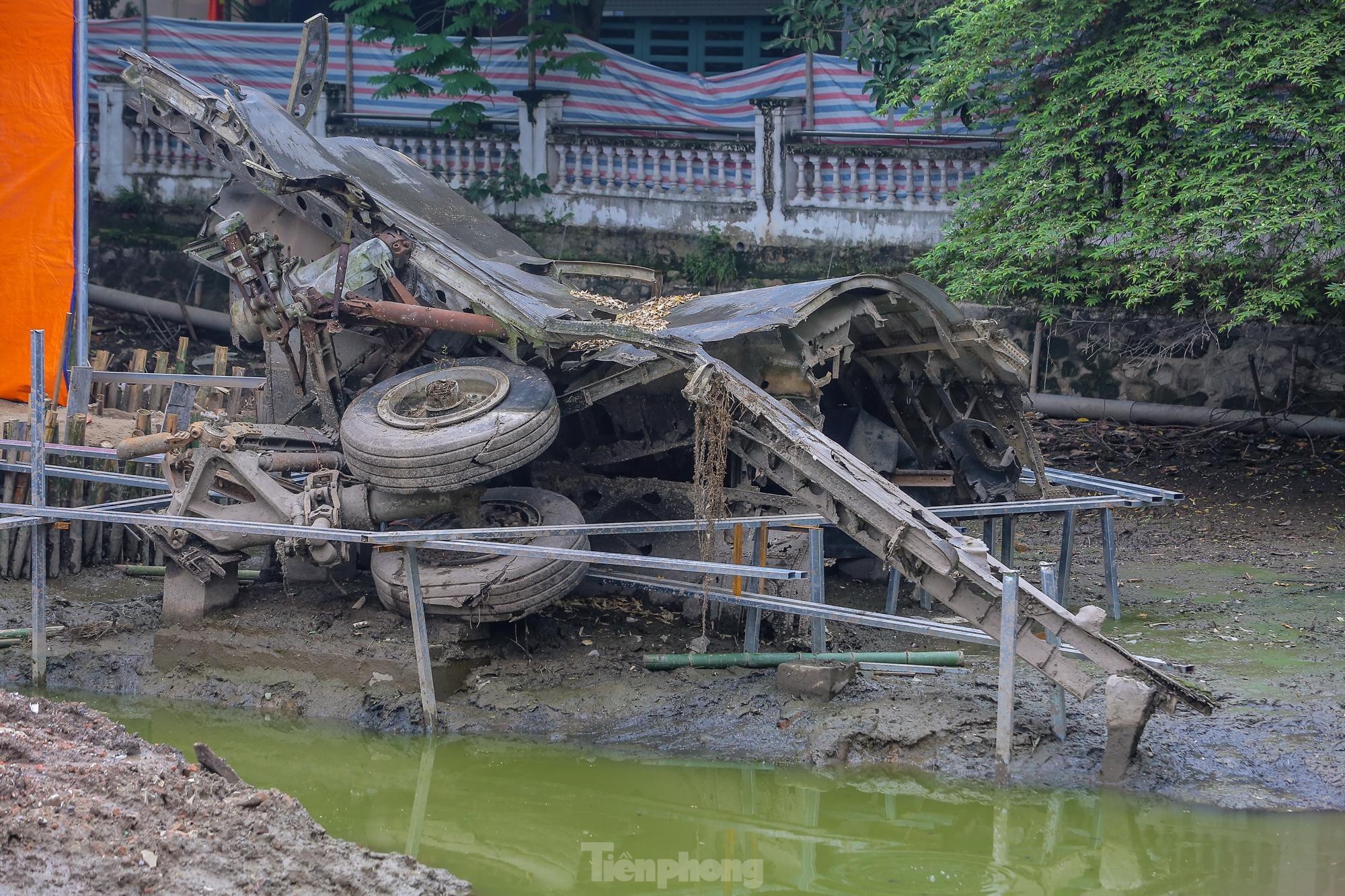 Tu sua ho chua xac phao dai bay B52 o Ha Noi hinh anh