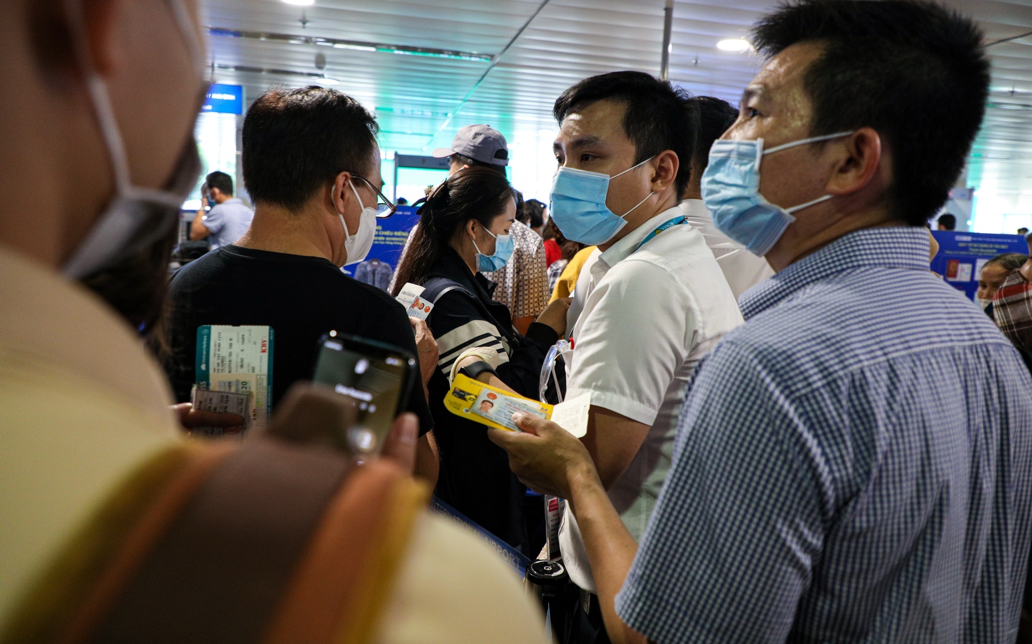 Can thay cach van hanh de go un tac o nha ga Tan Son Nhat hinh anh