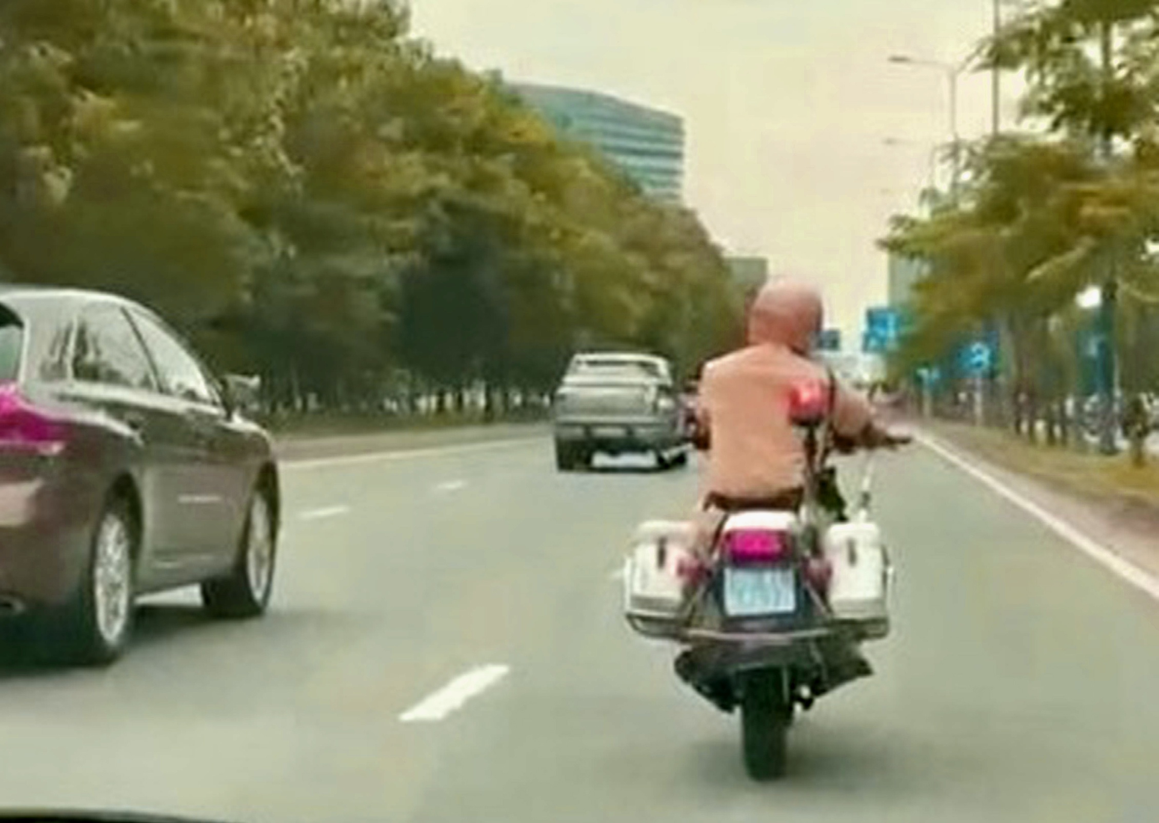 CSGT mo duong cho xe cho san phu vo oi di cap cuu hinh anh