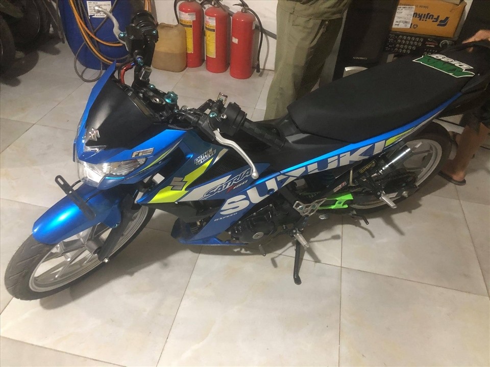 Bat nhom gia canh sat hinh su cuop moto va dien thoai hinh anh