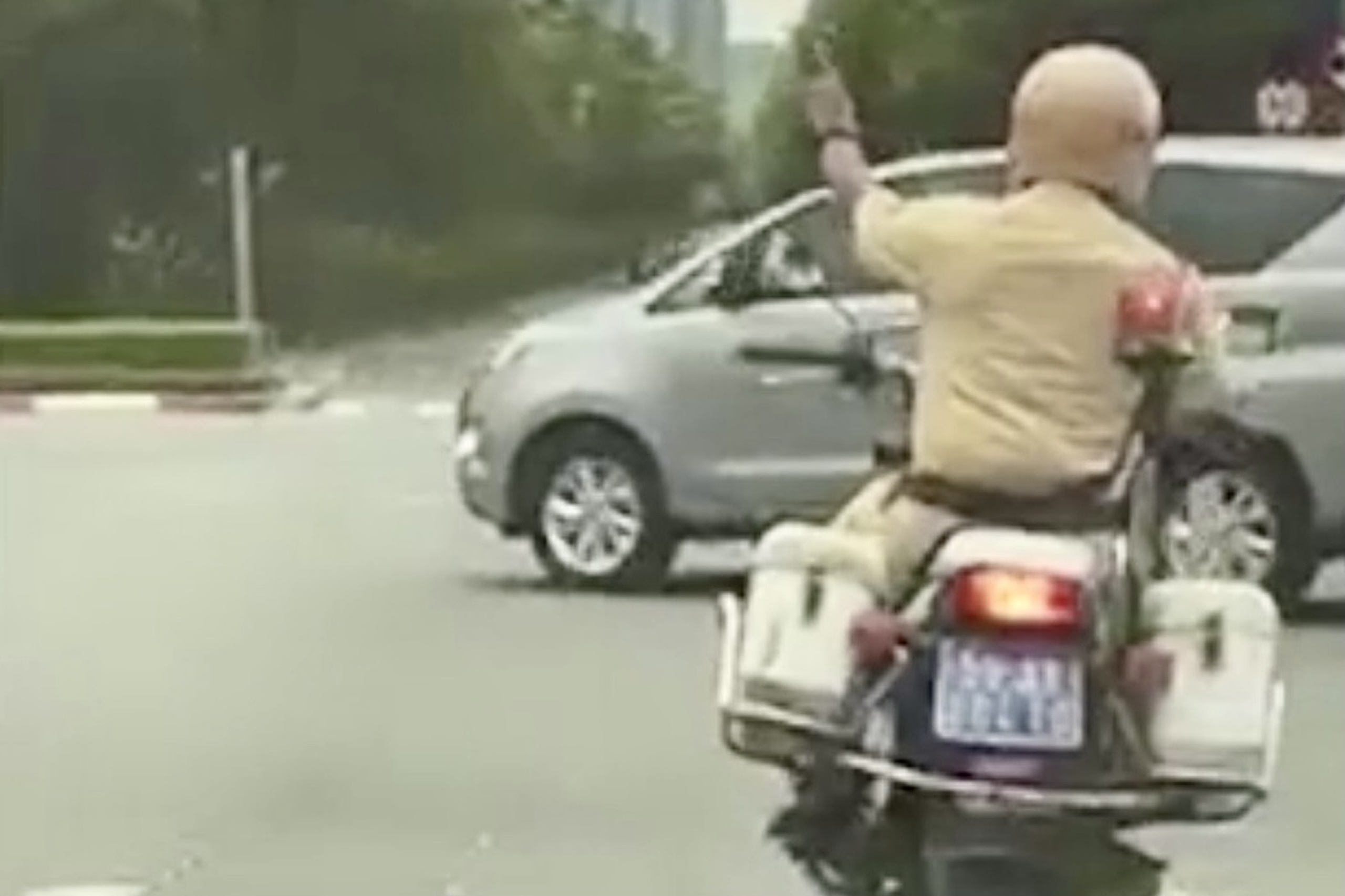 Xe cho san phu vo oi duoc CSGT dan duong den benh vien hinh anh