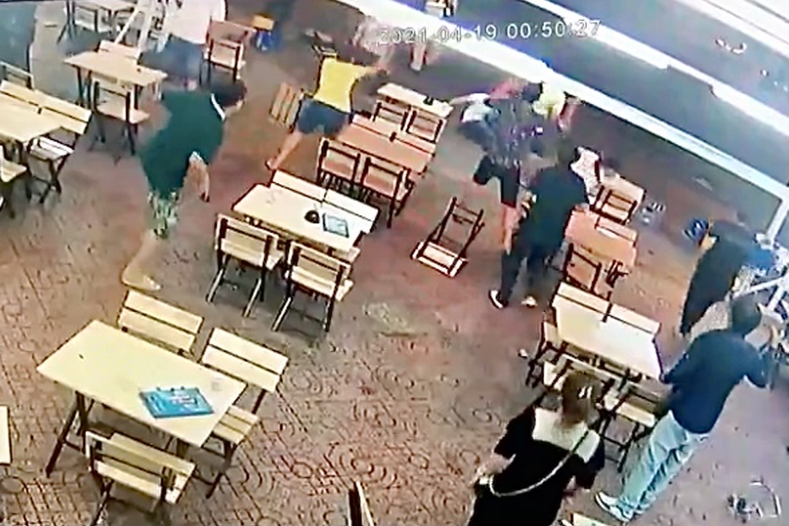 CSGT TP.HCM ban chi thien, khong che 2 nhom hon chien hinh anh