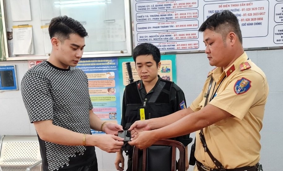 CSGT TP.HCM truy duoi 2 ten cuop, lay lai dien thoai cho nguoi dan hinh anh