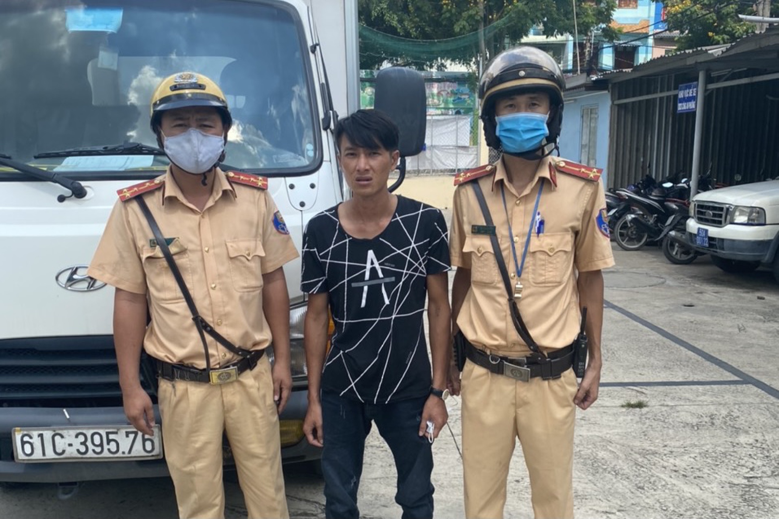 Tai xe dam kim tiem vao CSGT TP.HCM hinh anh