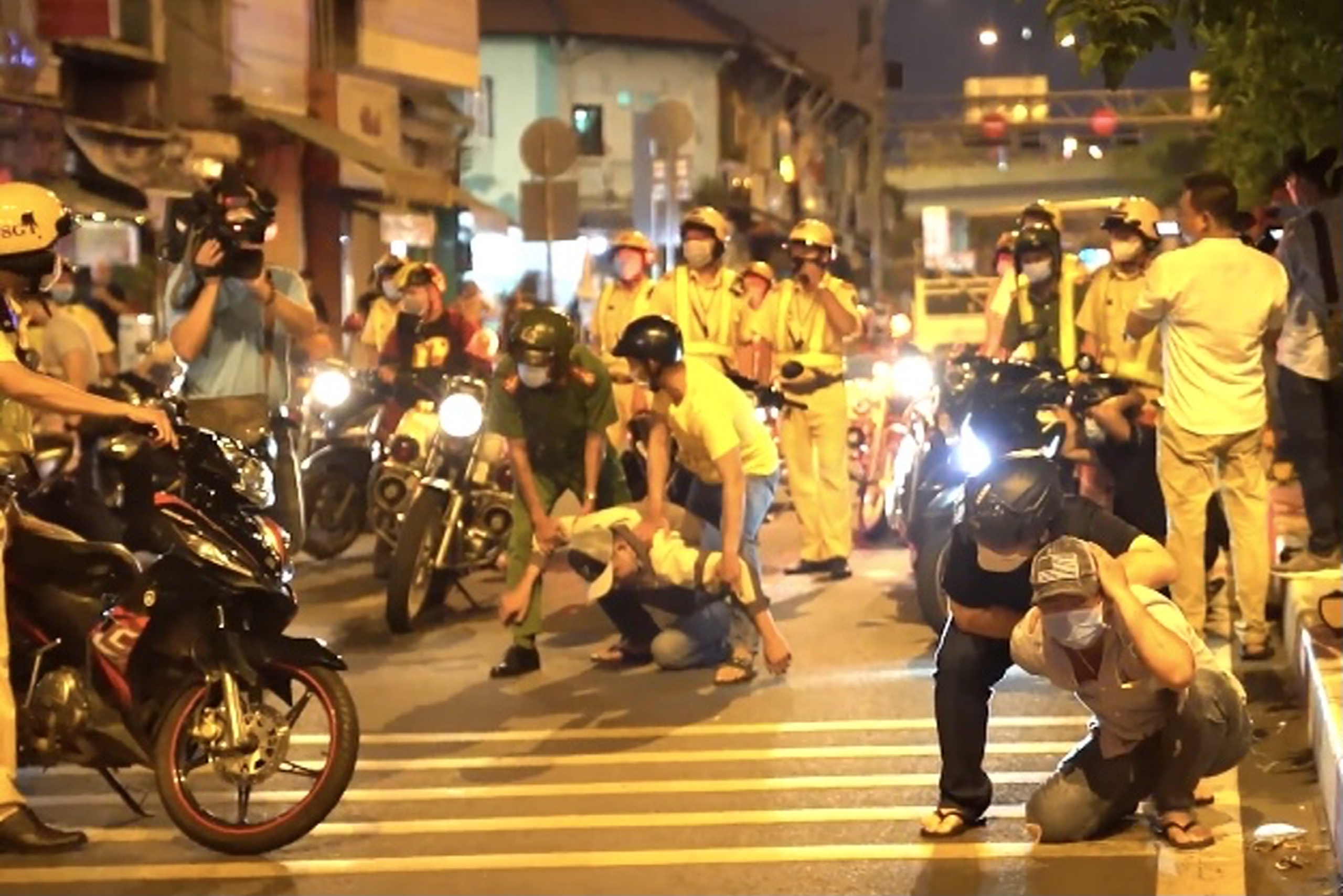 CSGT dien tap vay bat 'quai xe' o dai lo Vo Van Kiet dip 30/4 hinh anh