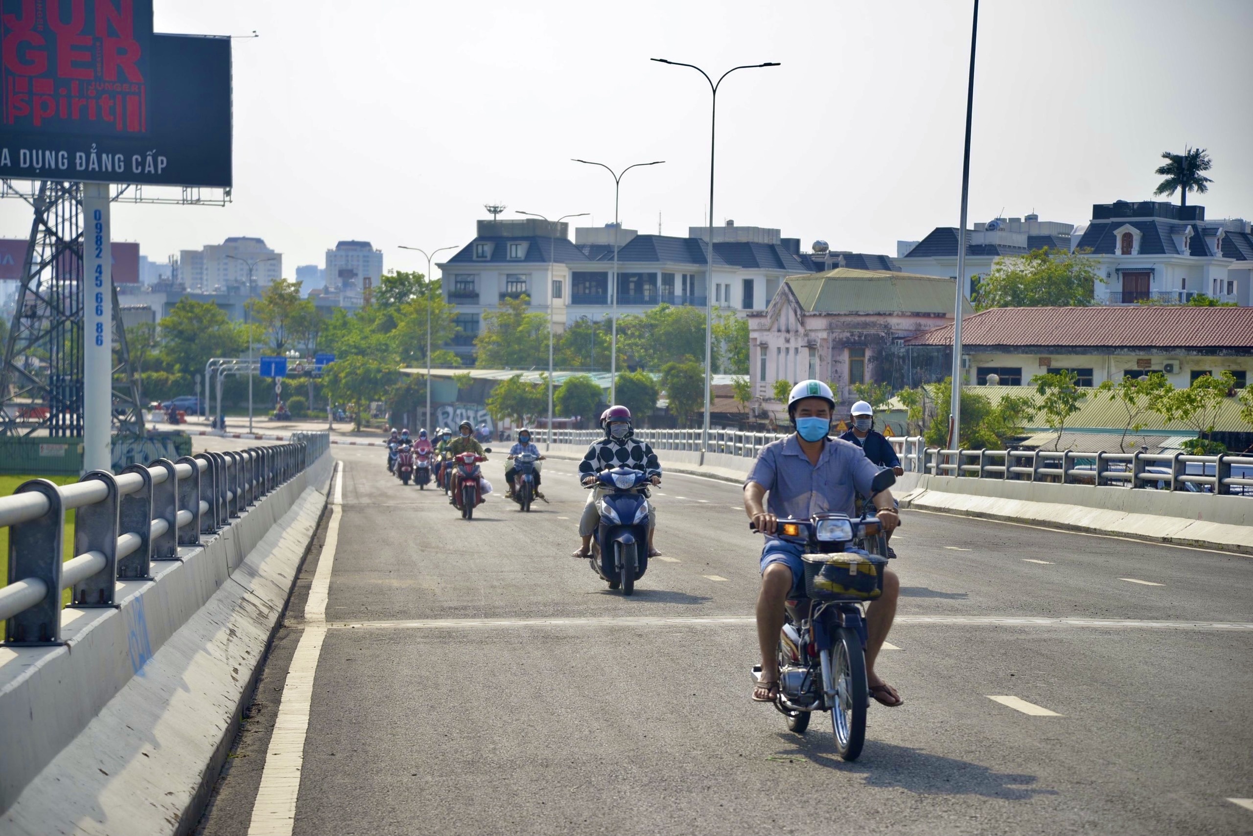 thong xe duong Nguyen Huu Canh anh 2