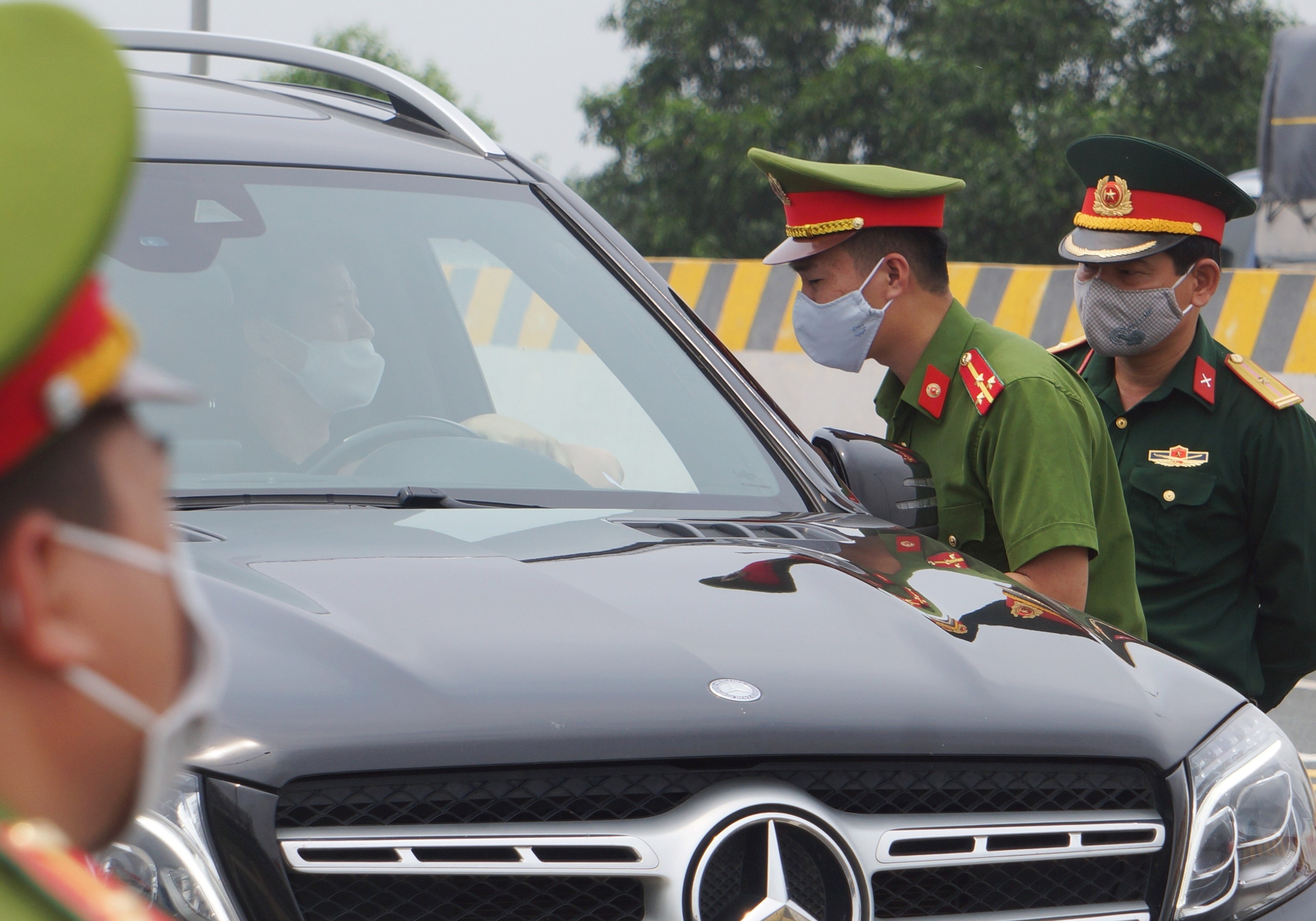 Truy tim 3 nguoi nuoc ngoai nhap canh trai phep tron khu cach ly hinh anh