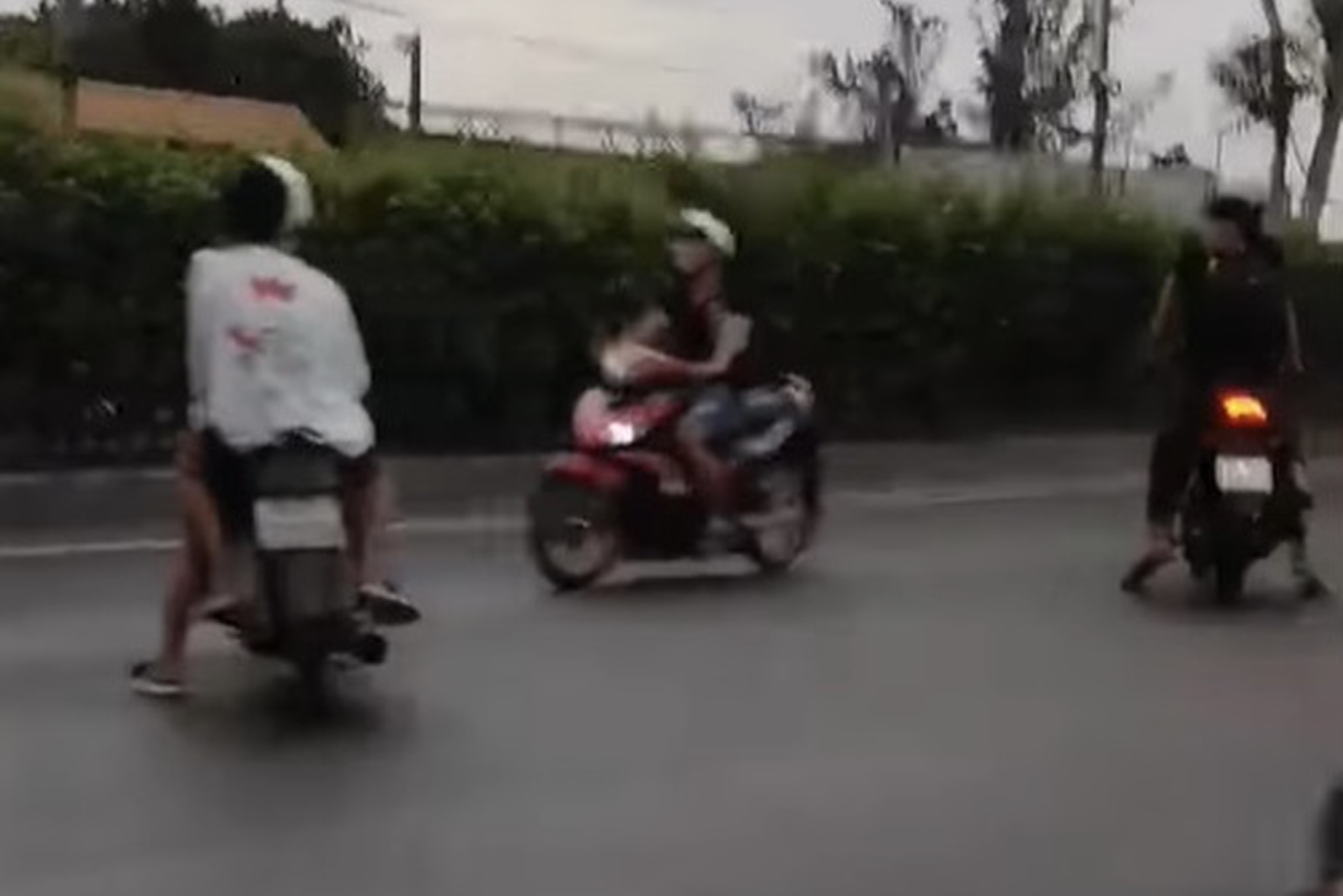 Nhom 'quai xe' chan quoc lo 22 de dua xe hinh anh