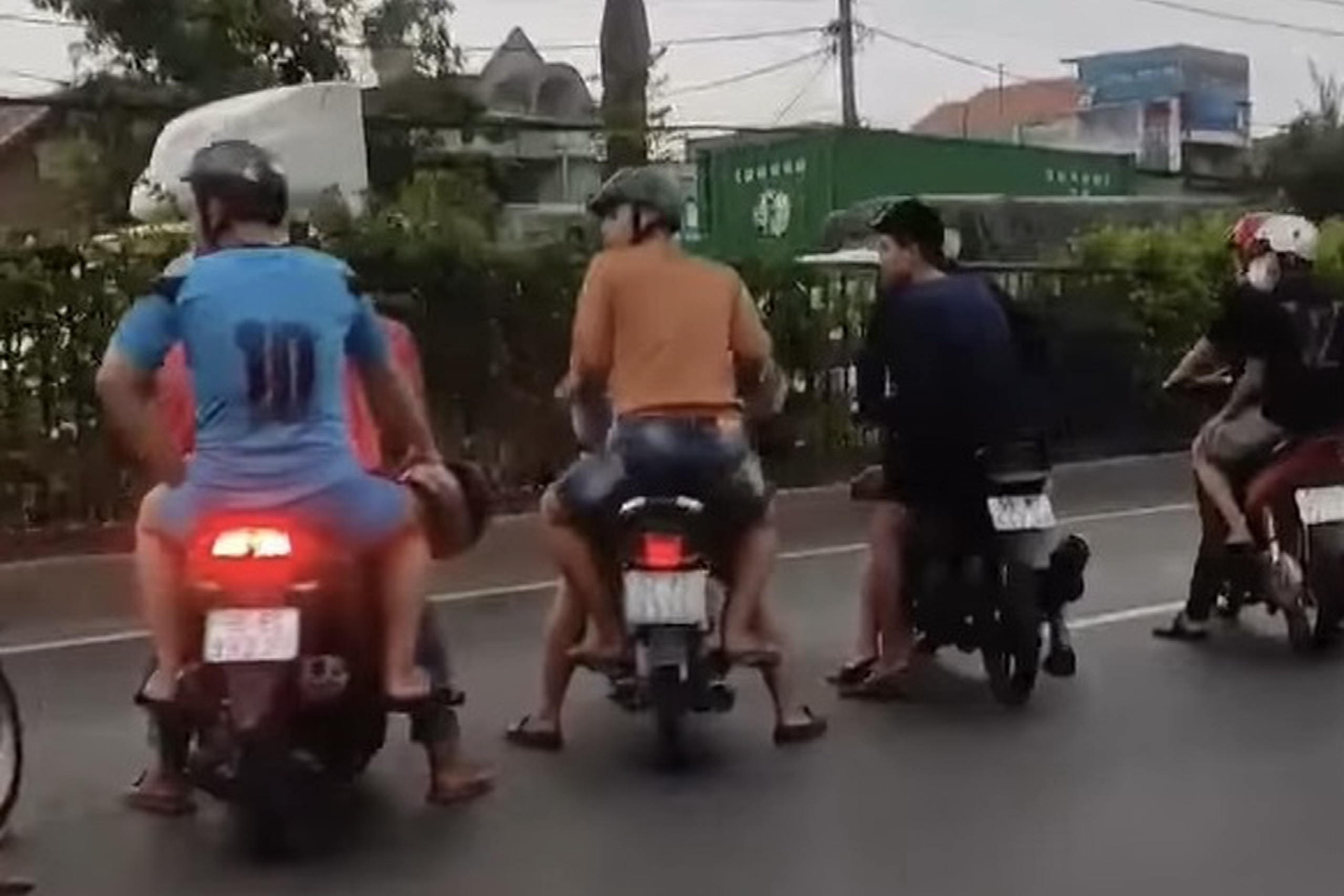 Nhom 'quai xe' chan quoc lo 22 de dua toc do hinh anh