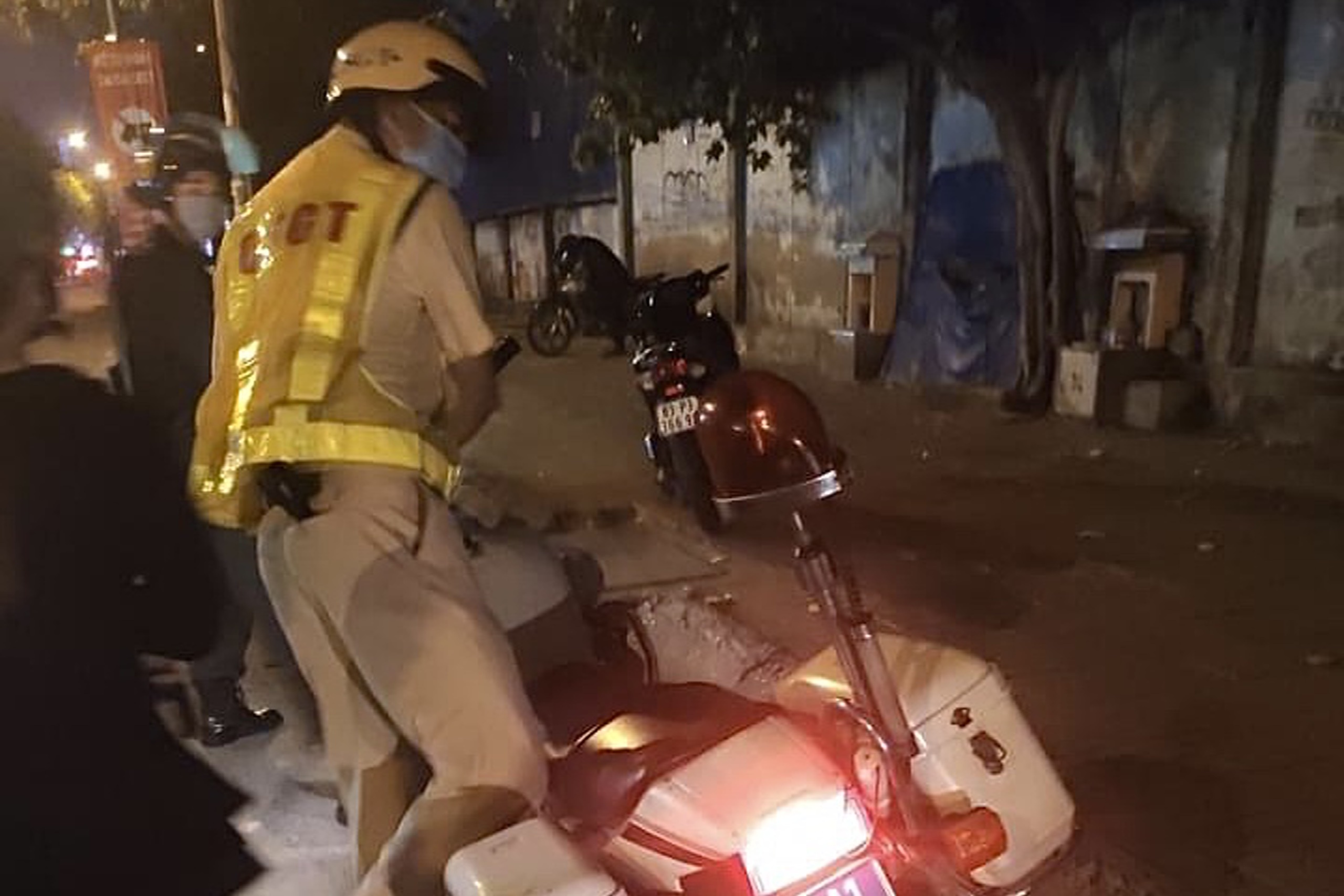 CSGT Tan Son Nhat xin loi, tra lai giay to xe cho nguoi dan hinh anh