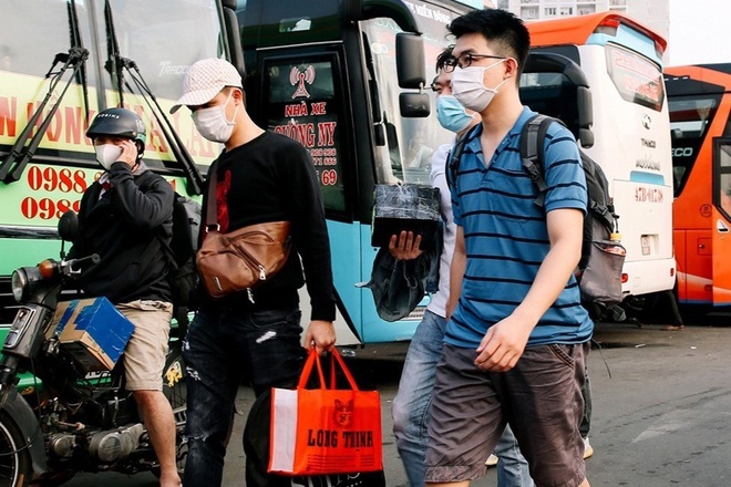 TP.HCM cam xe khach don tra nguoi o vung dich hinh anh