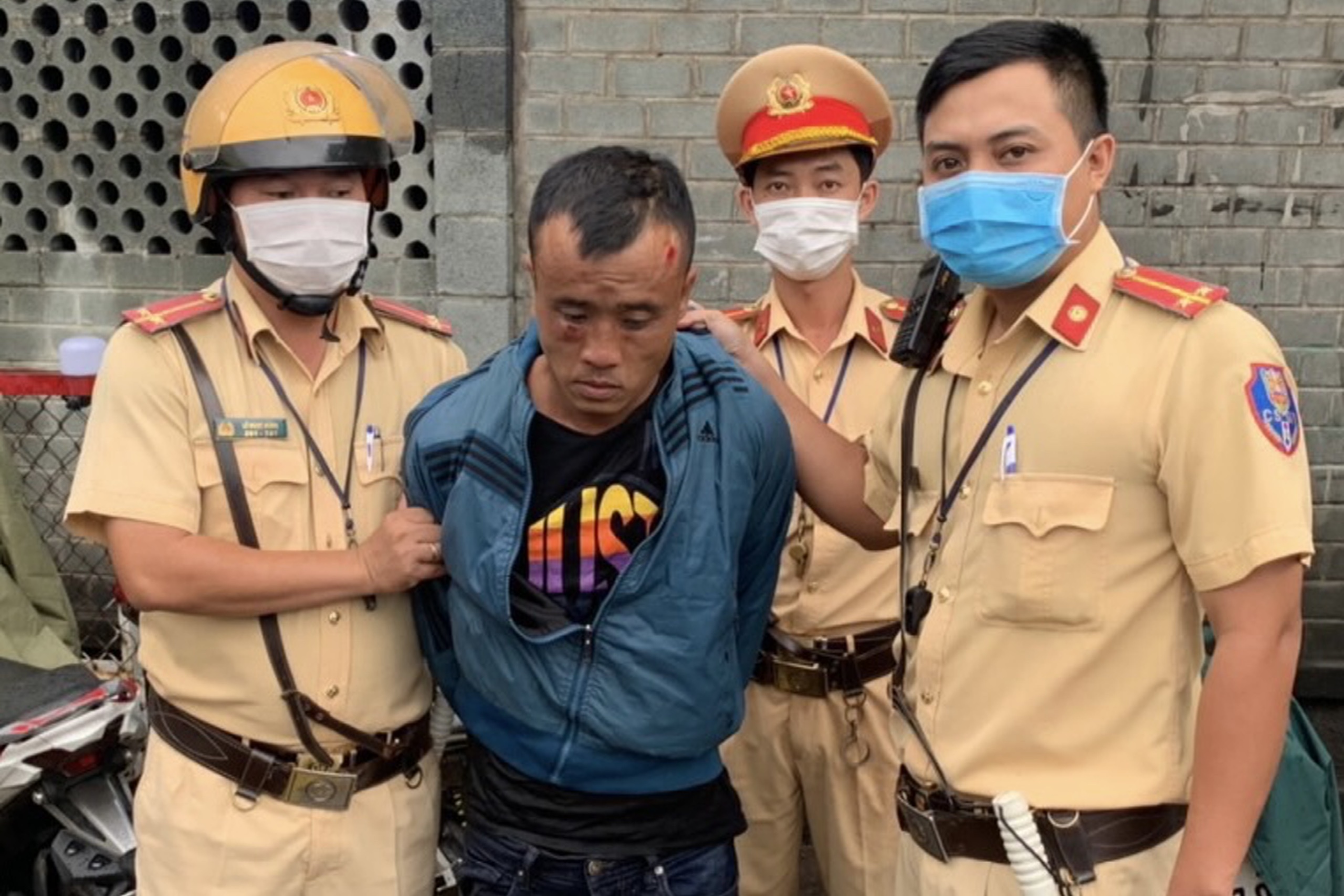 CSGT canh chot chong dich tham gia bat cuop hinh anh