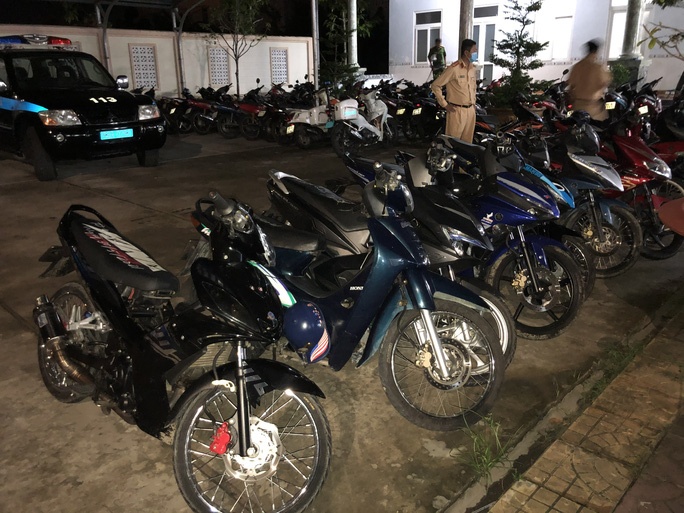 dùng khẩu trang che biển số đua xe ảnh 2 dung khau trang che bien so dua xe anh 2
