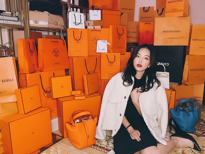 Vet truot cua hot girl 10X hang hieu hinh anh