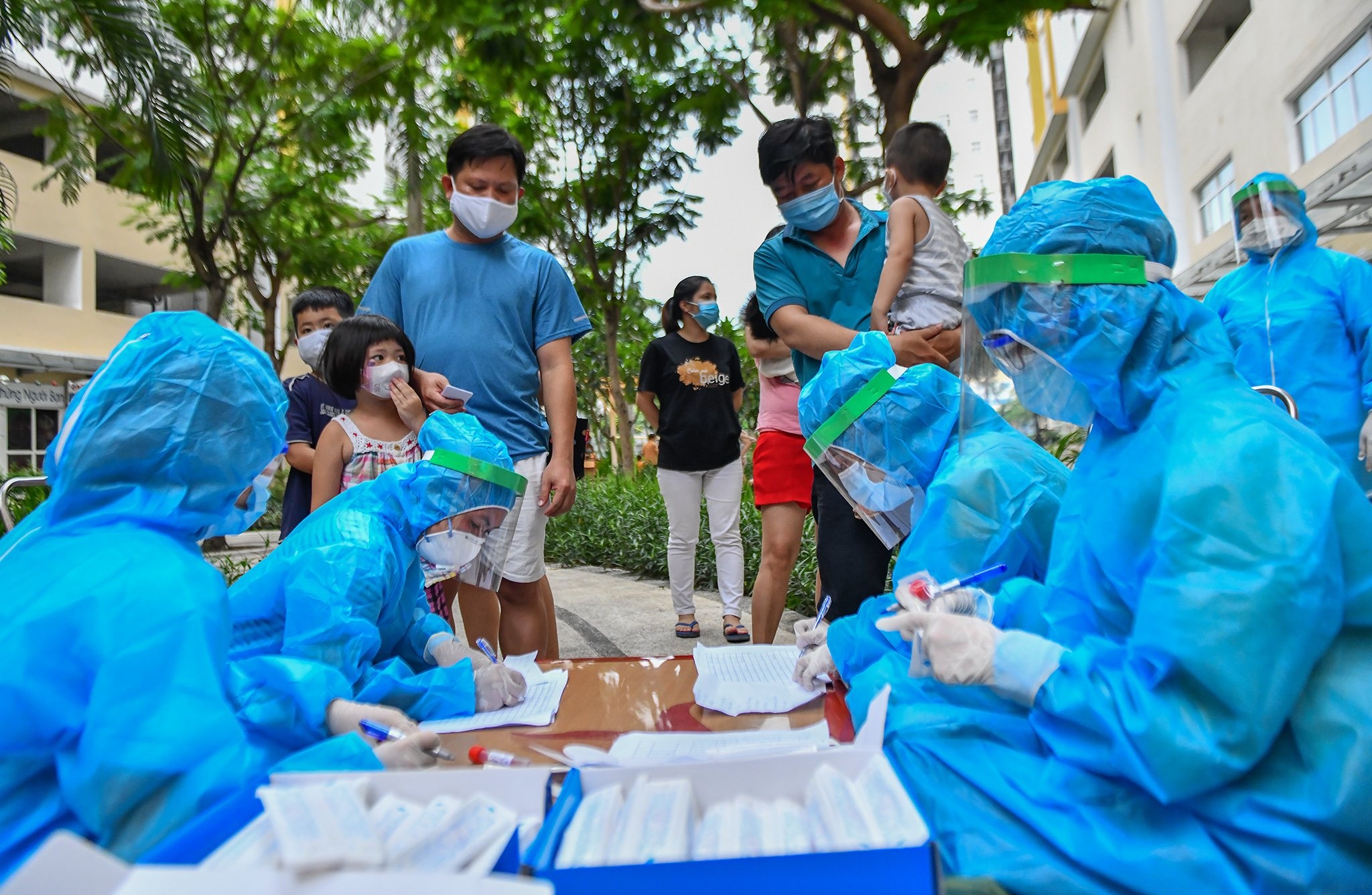 Xet nghiem khan cap cho 7.600 cu dan Ehome 3 hinh anh