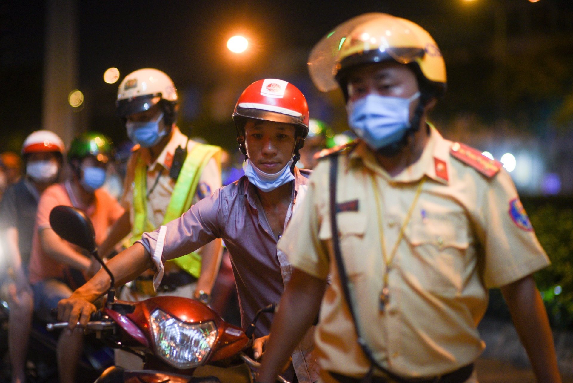 CSGT phat nguoi khong deo khau trang anh 1