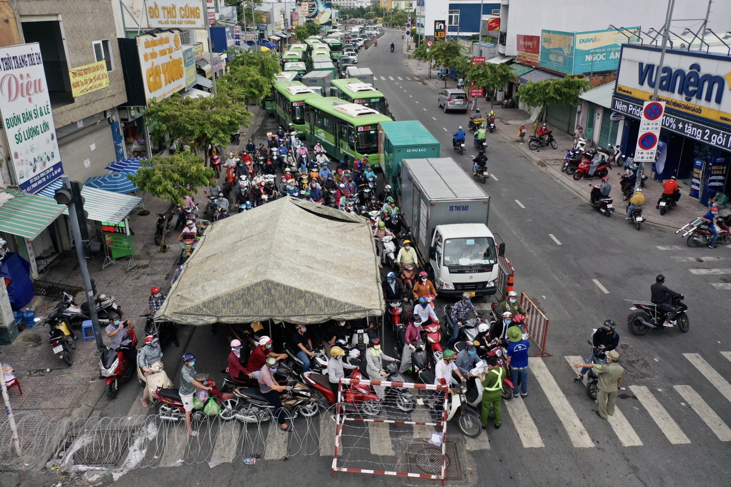 Nguoi dan TP.HCM di duong nao de tranh xuyen qua Go Vap? hinh anh