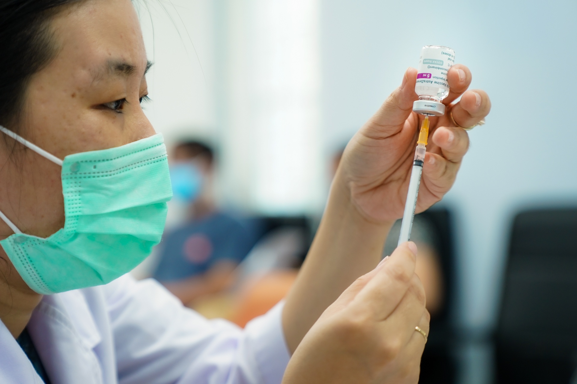 De xuat uu tien tiem vaccine cho cong nhan thu gom rac tai TP.HCM hinh anh