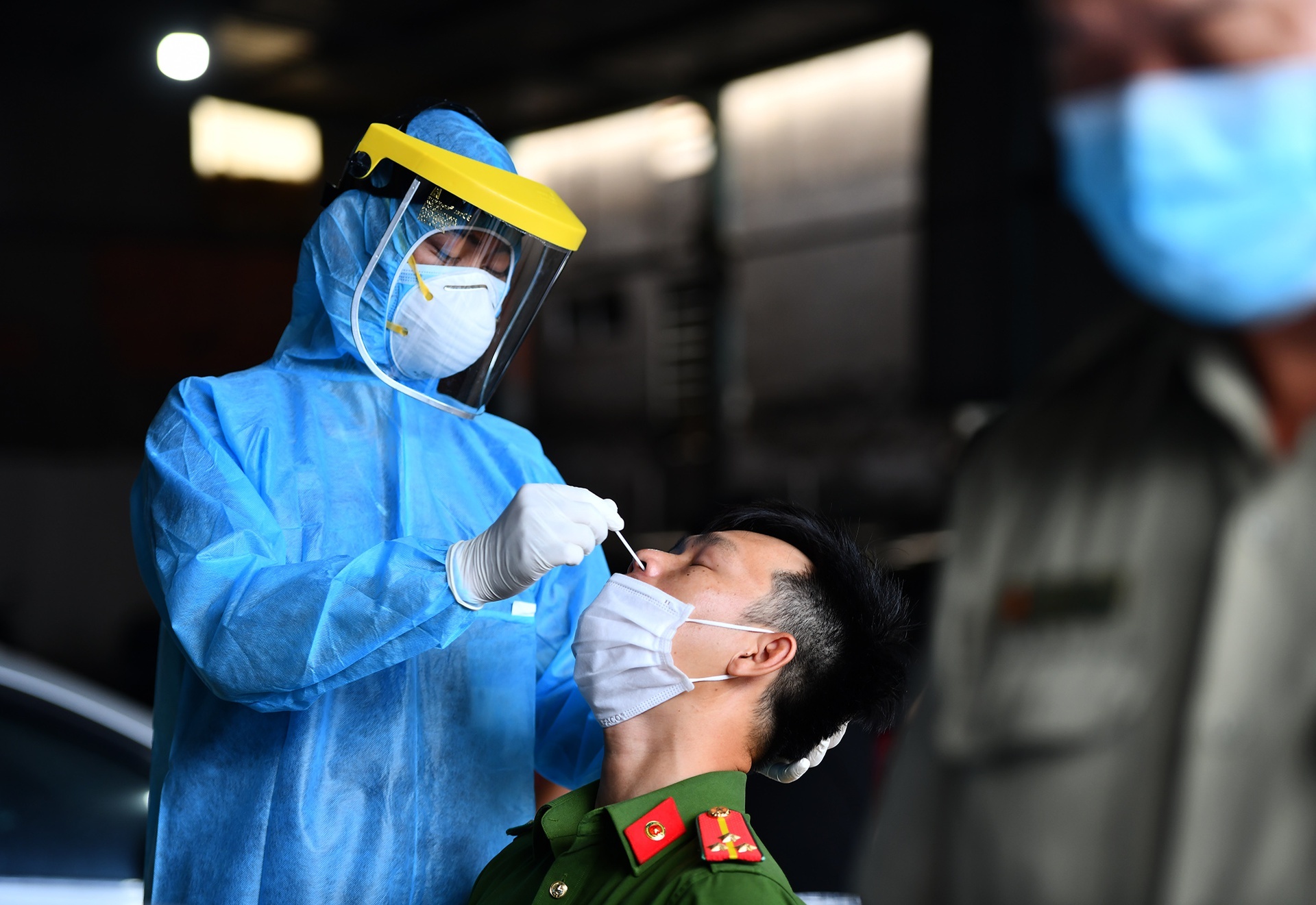 Cong an phuong 12 quan 11 ngung tiep dan do can bo nhiem nCoV hinh anh