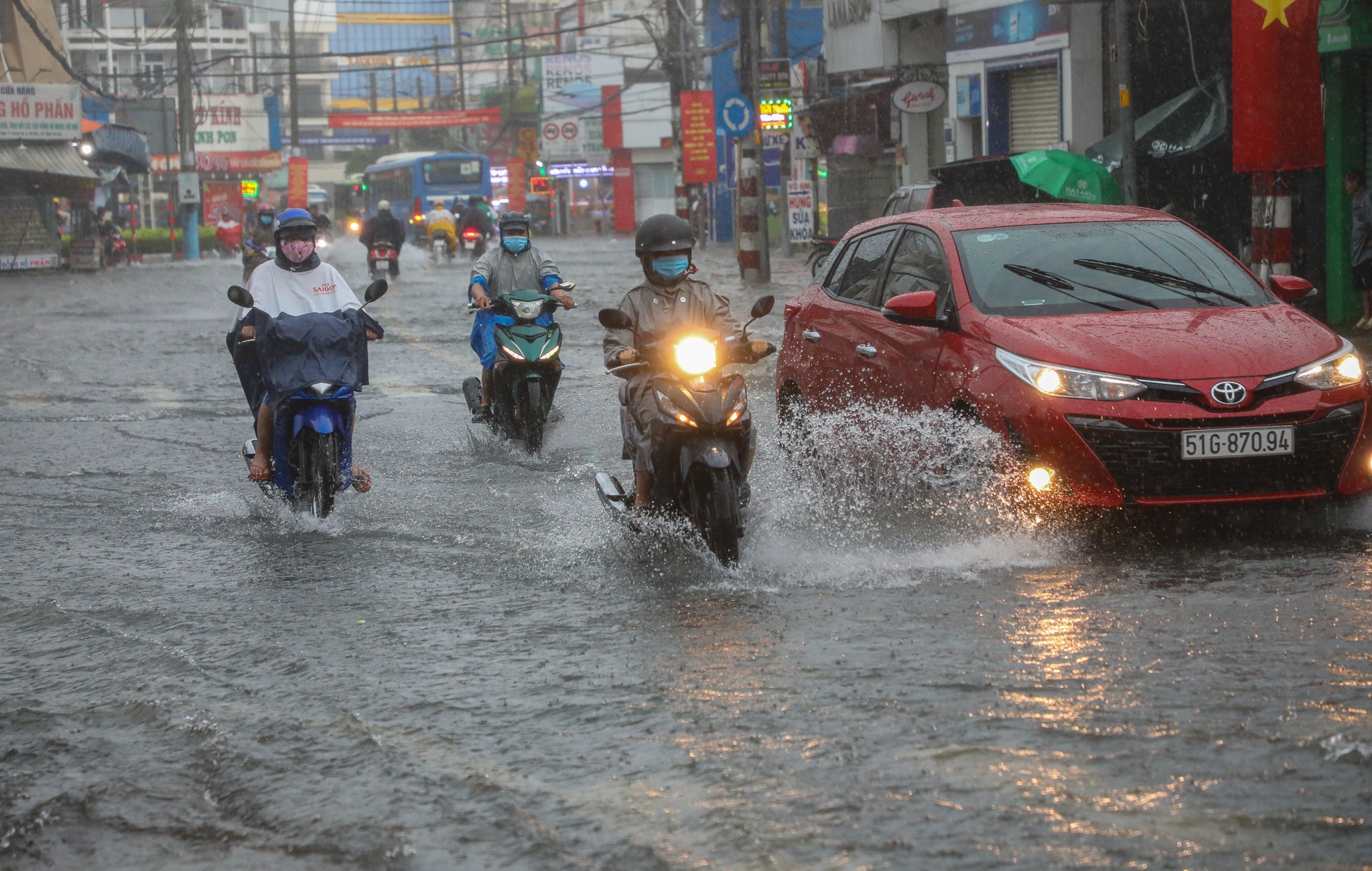 TP.HCM mua toi troi hinh anh