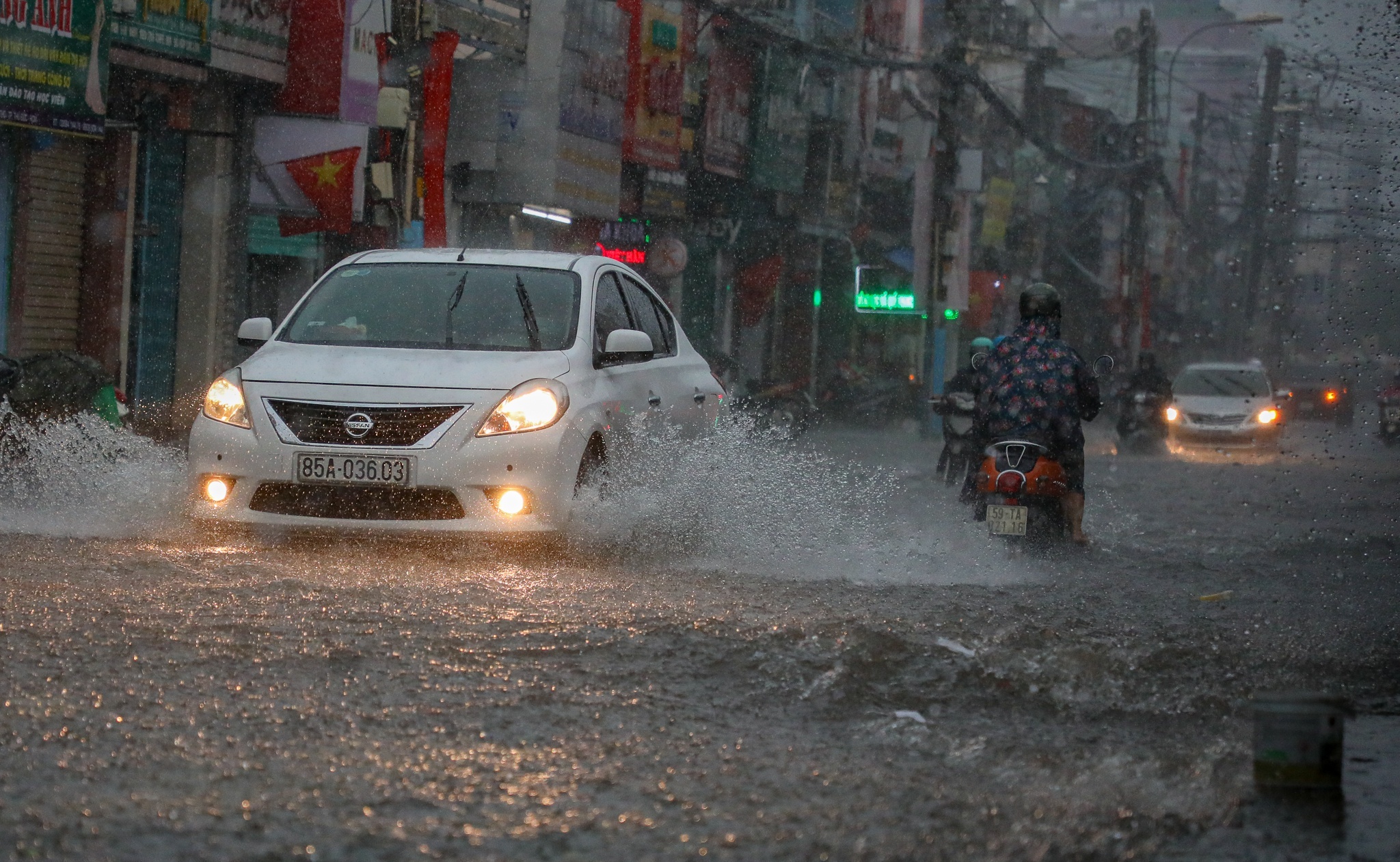 TP.HCM mua den troi anh 1