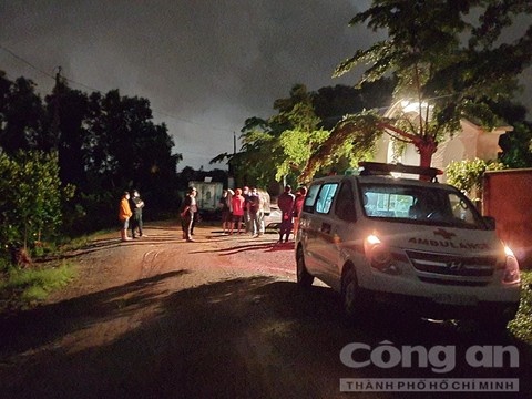 Tu tap an nhau giua mua dich, mot nguoi roi xuong kenh chet duoi hinh anh