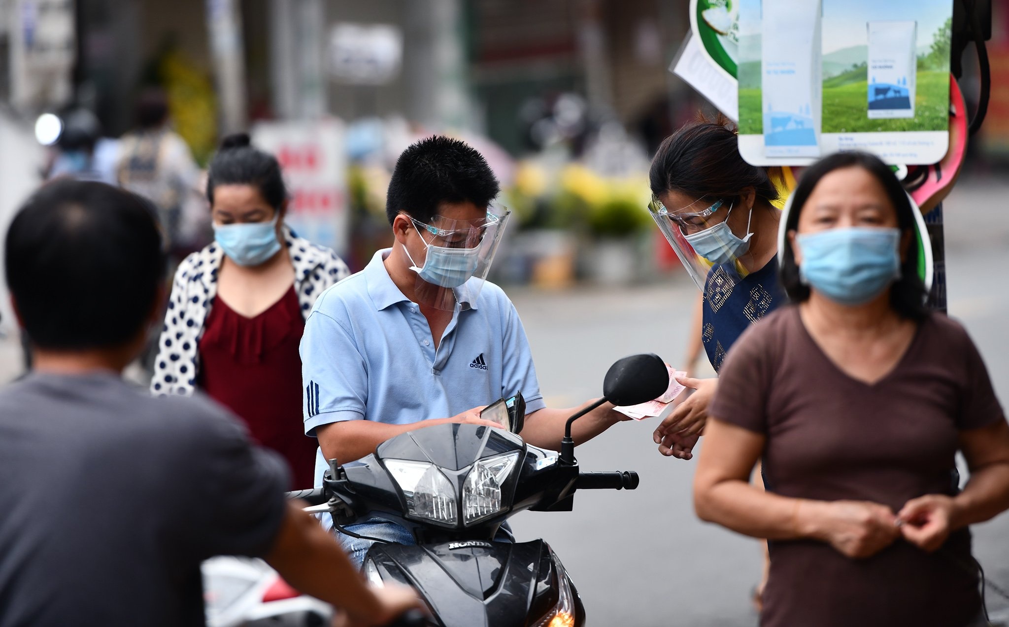 TP.HCM tim nguoi tung den nha hang Pizza Hut o quan Tan Binh hinh anh