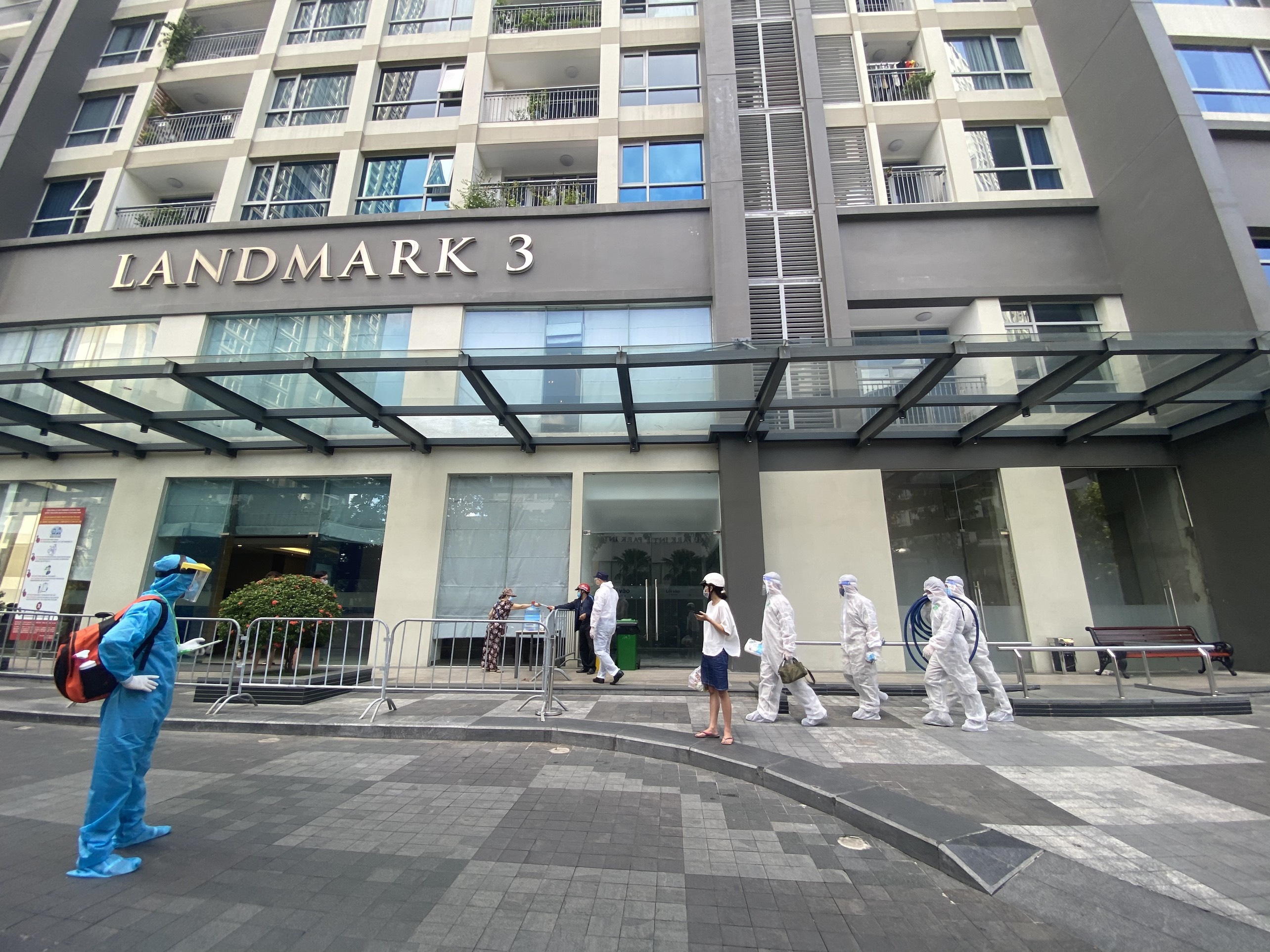 Tim nguoi tung den 2 sieu thi o Landmark 3 va Landmark 81 hinh anh