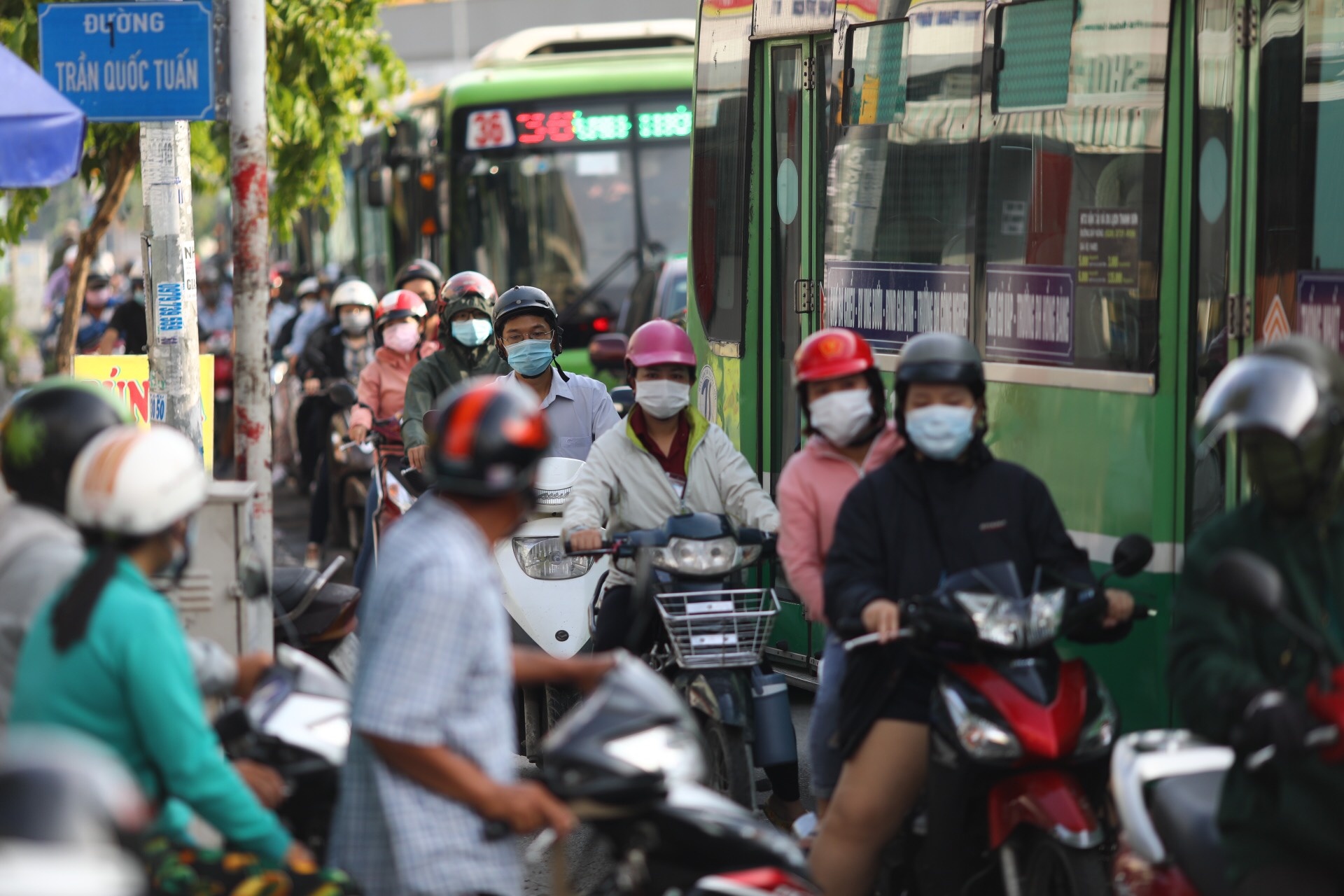 Hoat dong van tai TP.HCM bi gioi han theo Chi thi moi anh 1