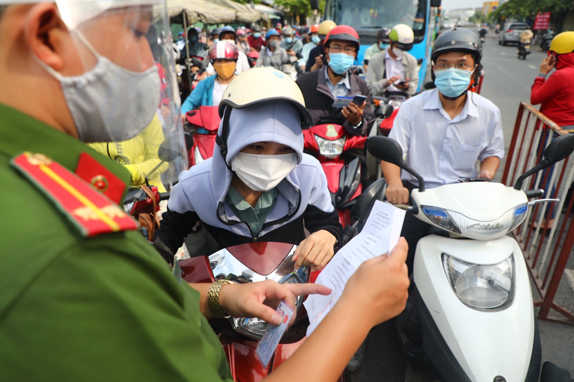 Di duong nao de tranh vung phong toa o Hoc Mon? hinh anh