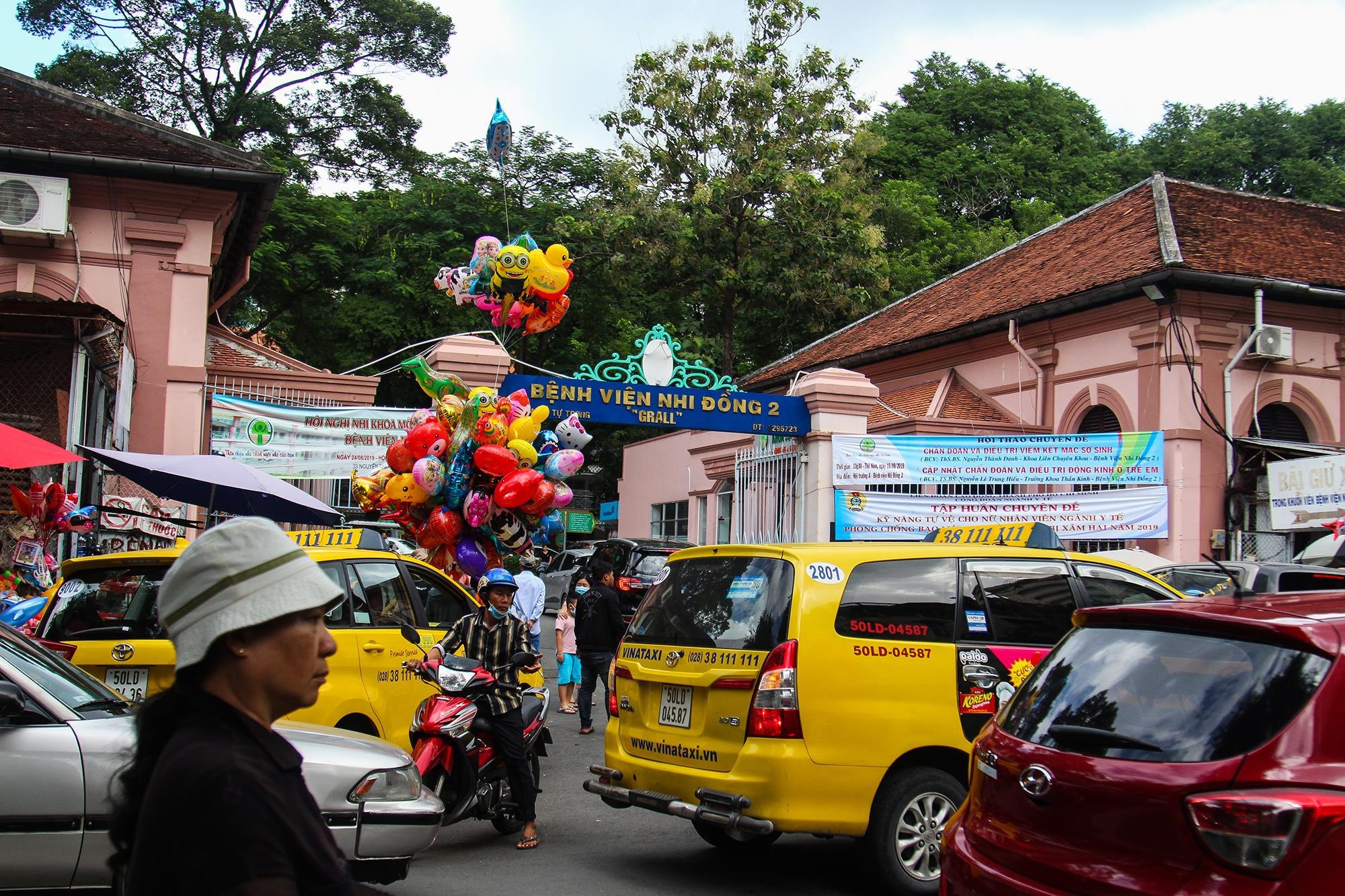 taxi cho dan den benh vien mua dich anh 1