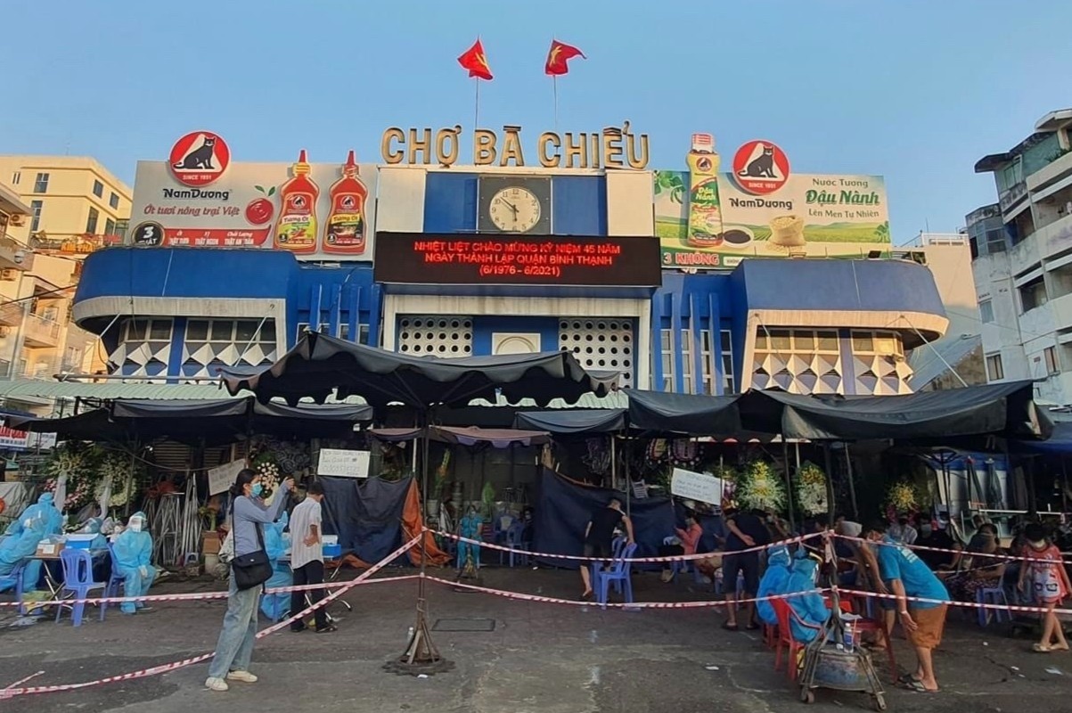 Lay mau xet nghiem cho 700 nguoi o cho Ba Chieu hinh anh