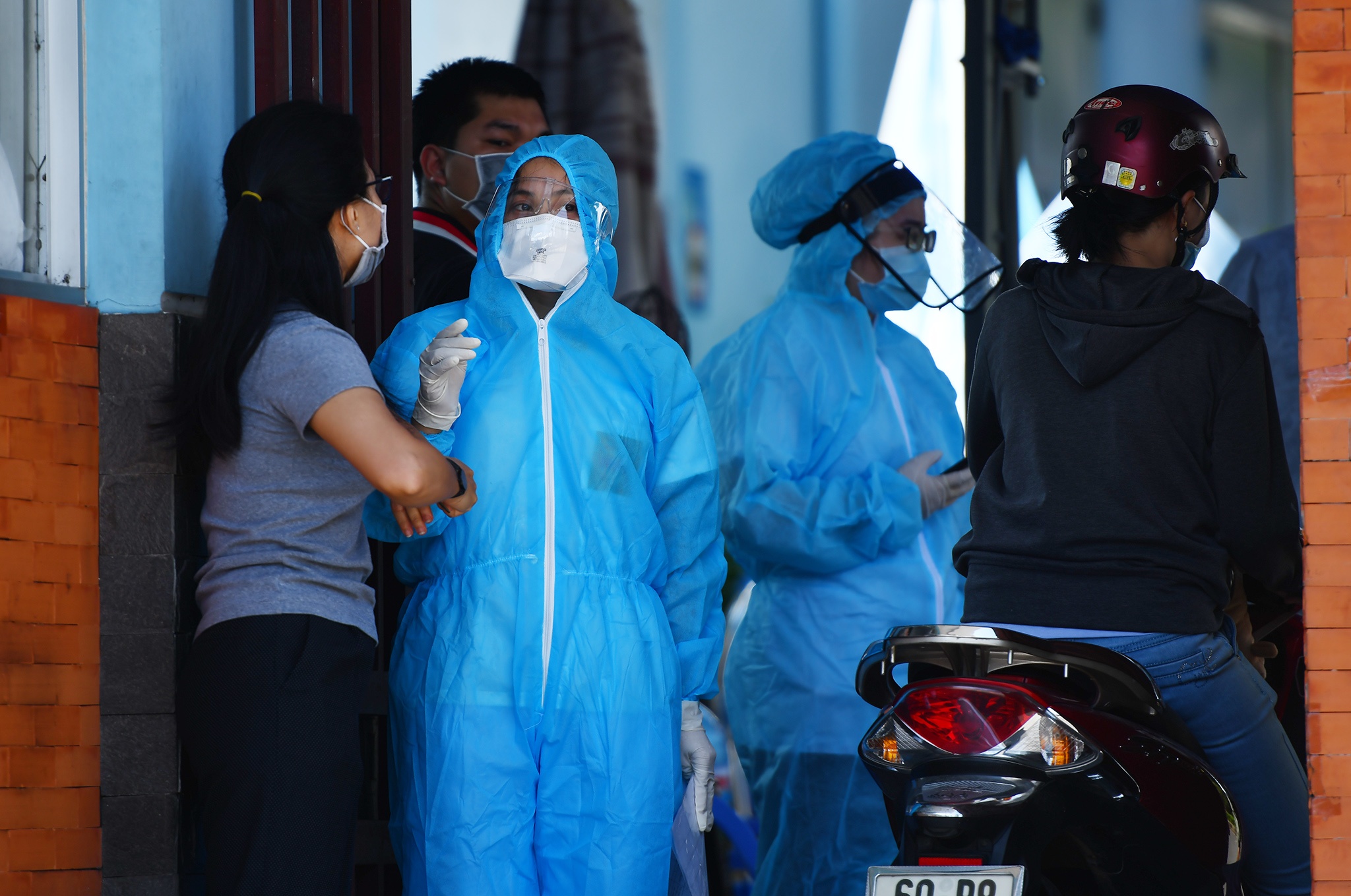 Tim nguoi lien quan ca nhiem nCoV tai quan 5 va Go Vap hinh anh