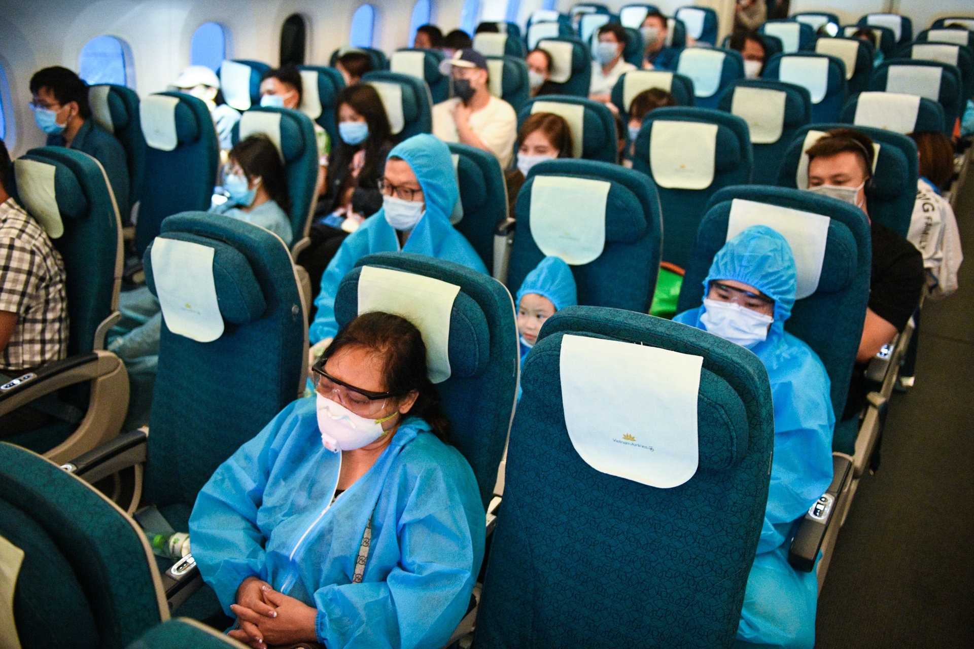 Ngung hoat dong hang khong,  duong sat di den TP.HCM tu 9/7 anh 1