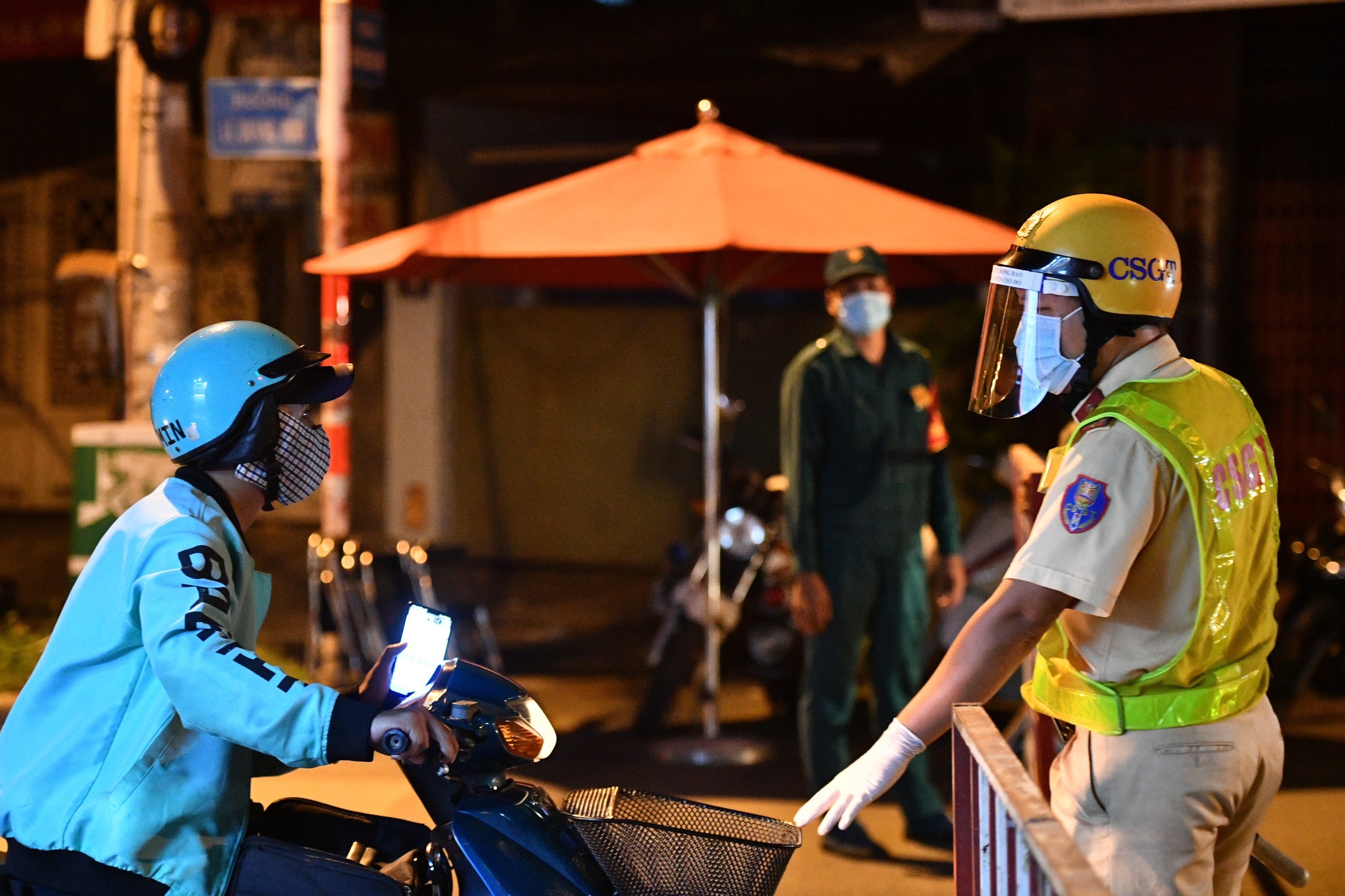 TP.HCM kich hoat 12 chot kiem soat dich Covid-19 o cua ngo hinh anh