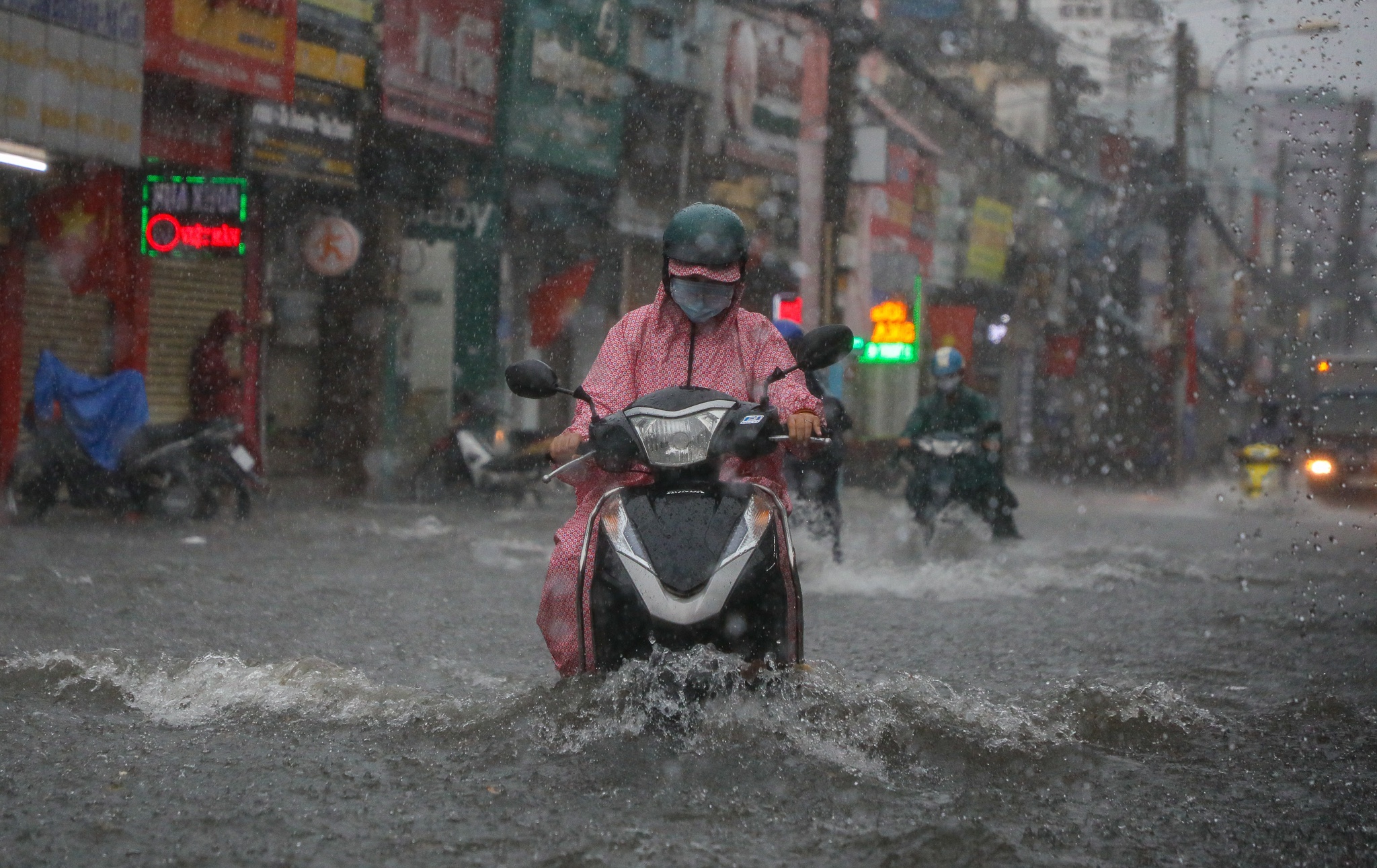 TP.HCM mua lon, nhieu noi co nguy co ngap hinh anh