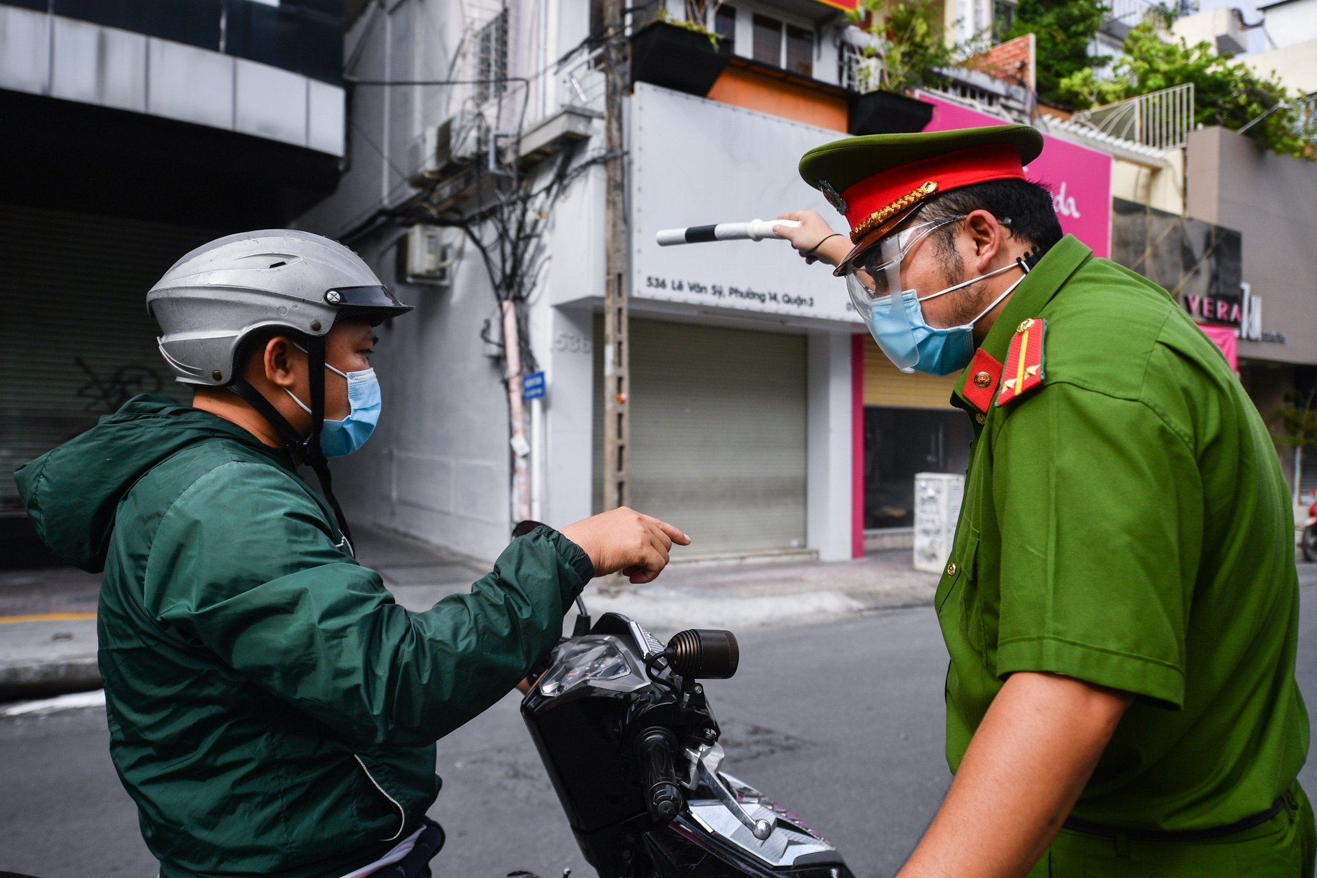 Nguoi dan ong o TP.HCM chui boi, giat bien ban khi bi xu phat hinh anh