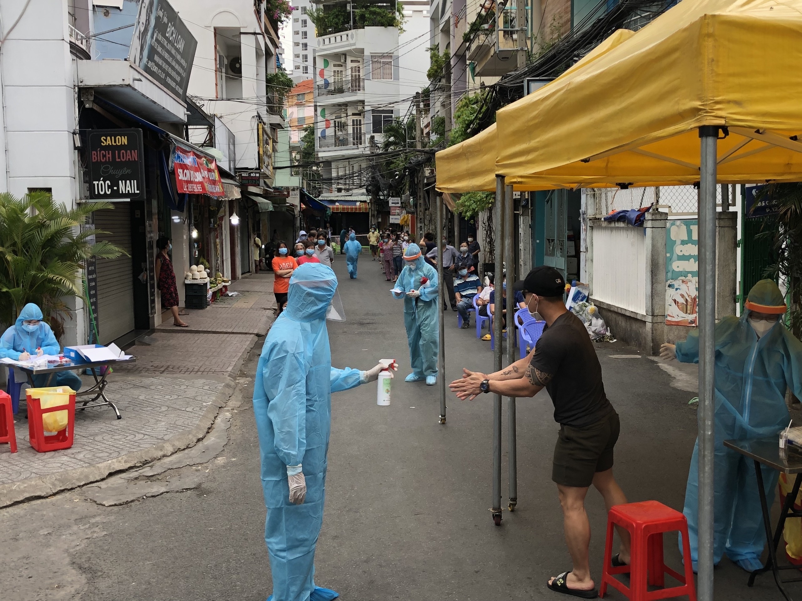 Phong toa mot hem duong CMT8 do co ca mac Covid-19 anh 1