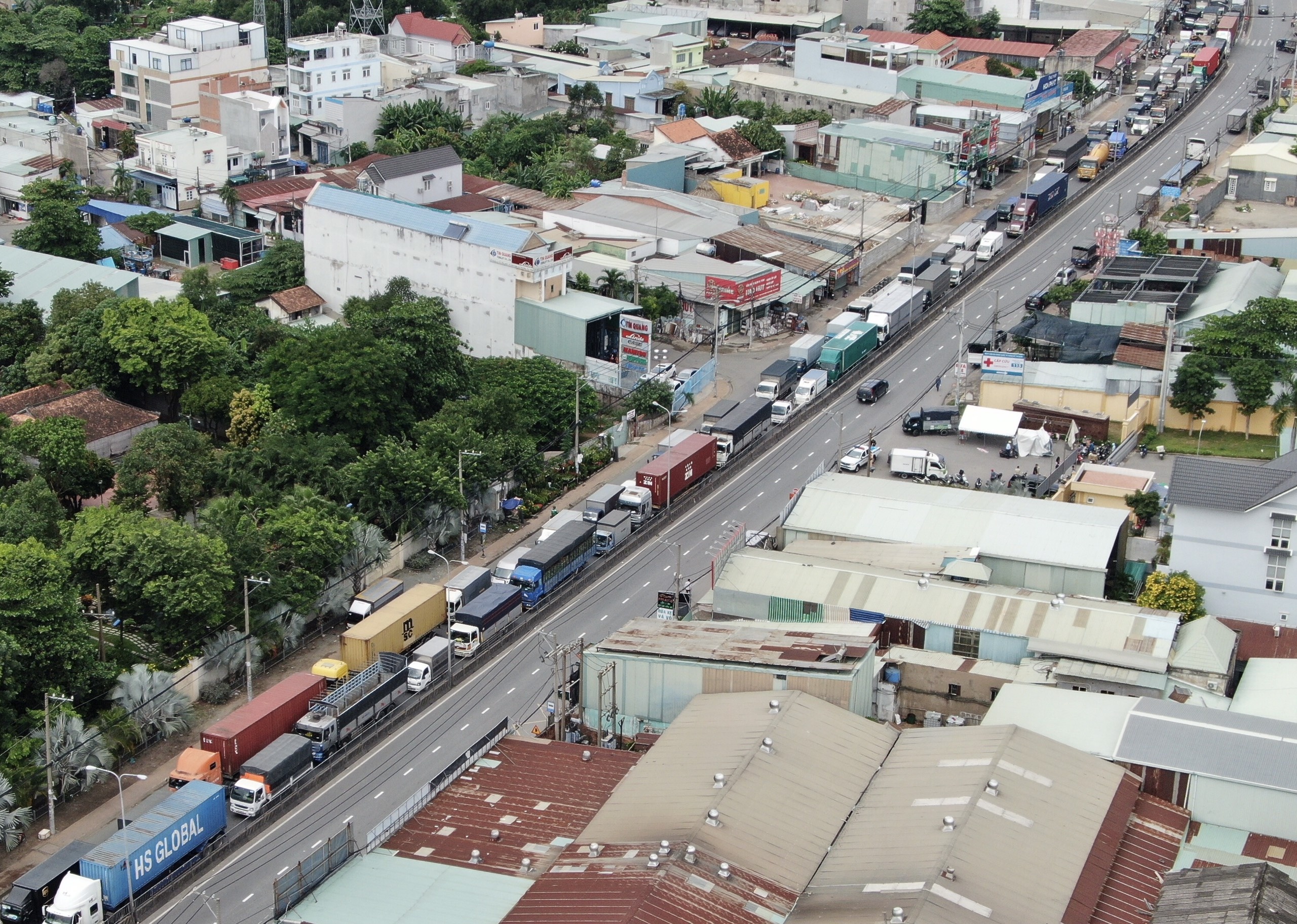 Ket xe hang km o cua ngo TP.HCM ngay dau thuc hien Chi thi 16 hinh anh