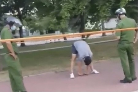 Thanh nien tap the duc o cong vien du duoc canh sat nhac nho hinh anh