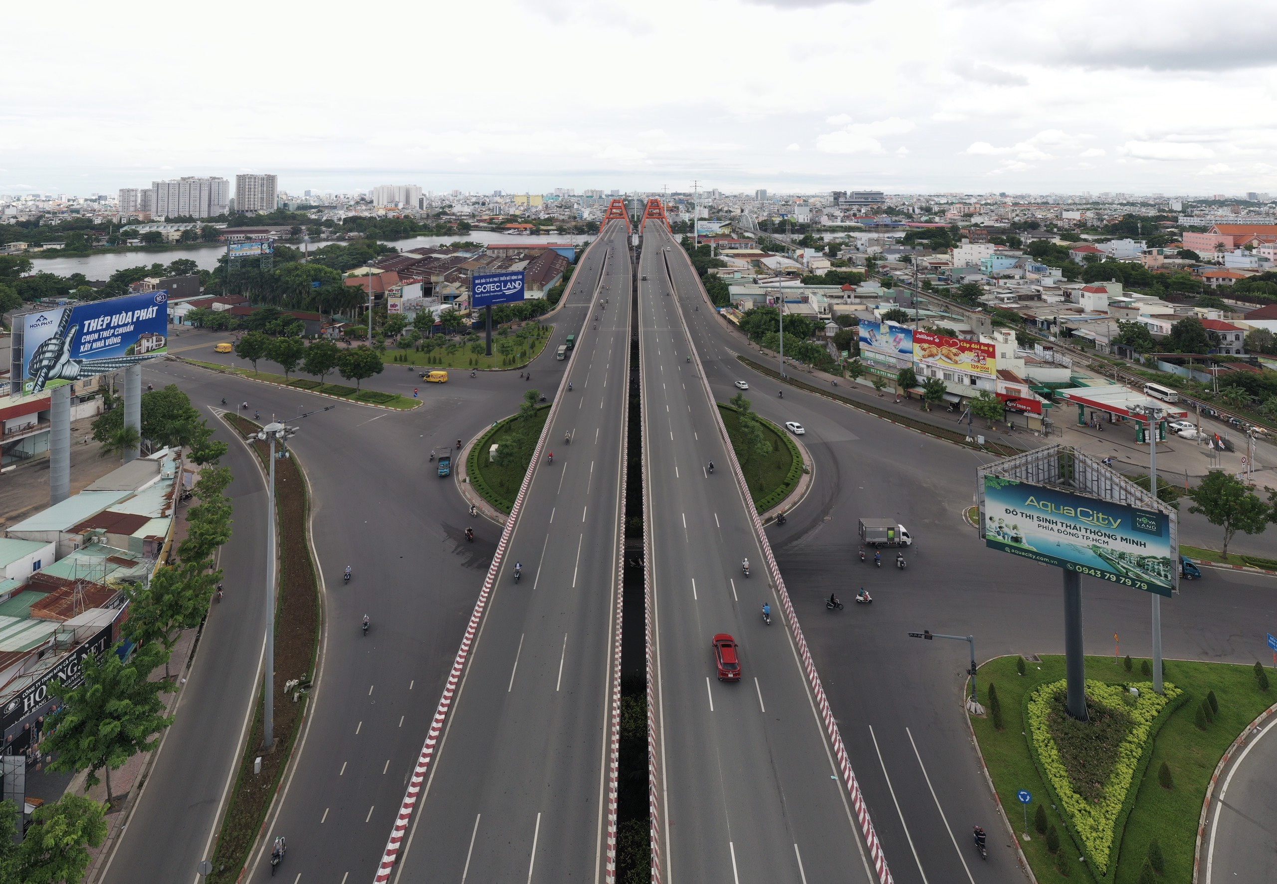 Duong pho TP.HCM thong thoang sau ngay thu 3 ap dung Chi thi 16 hinh anh