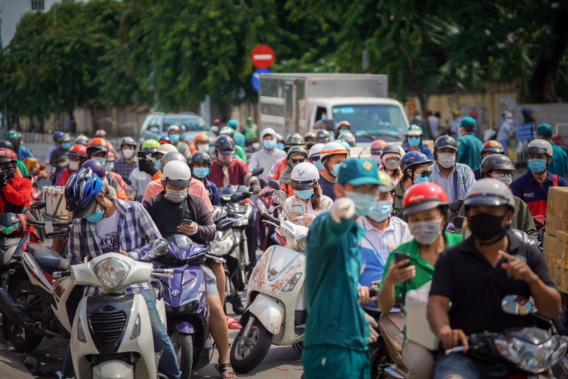 Nguoi di chuyen trong TP.HCM khong bi kiem tra giay xet nghiem hinh anh