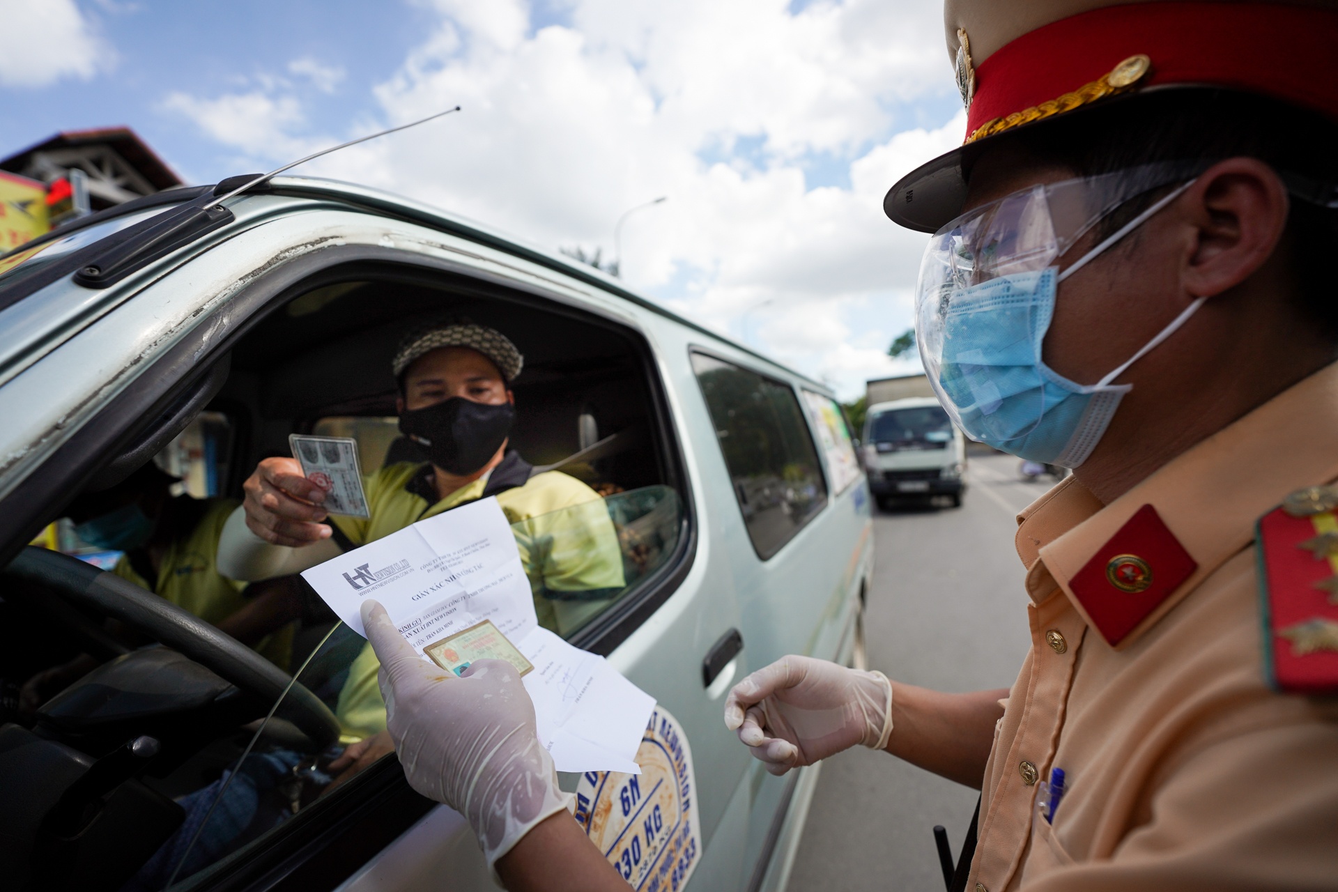 TP.HCM yeu cau 4 tinh giap ranh han che de cong nhan di lai hinh anh