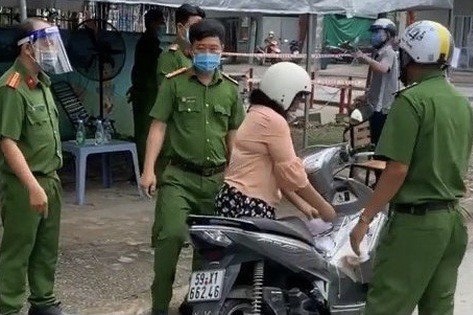 Nguoi phu nu o TP.HCM gay nao loan chot phong toa hinh anh