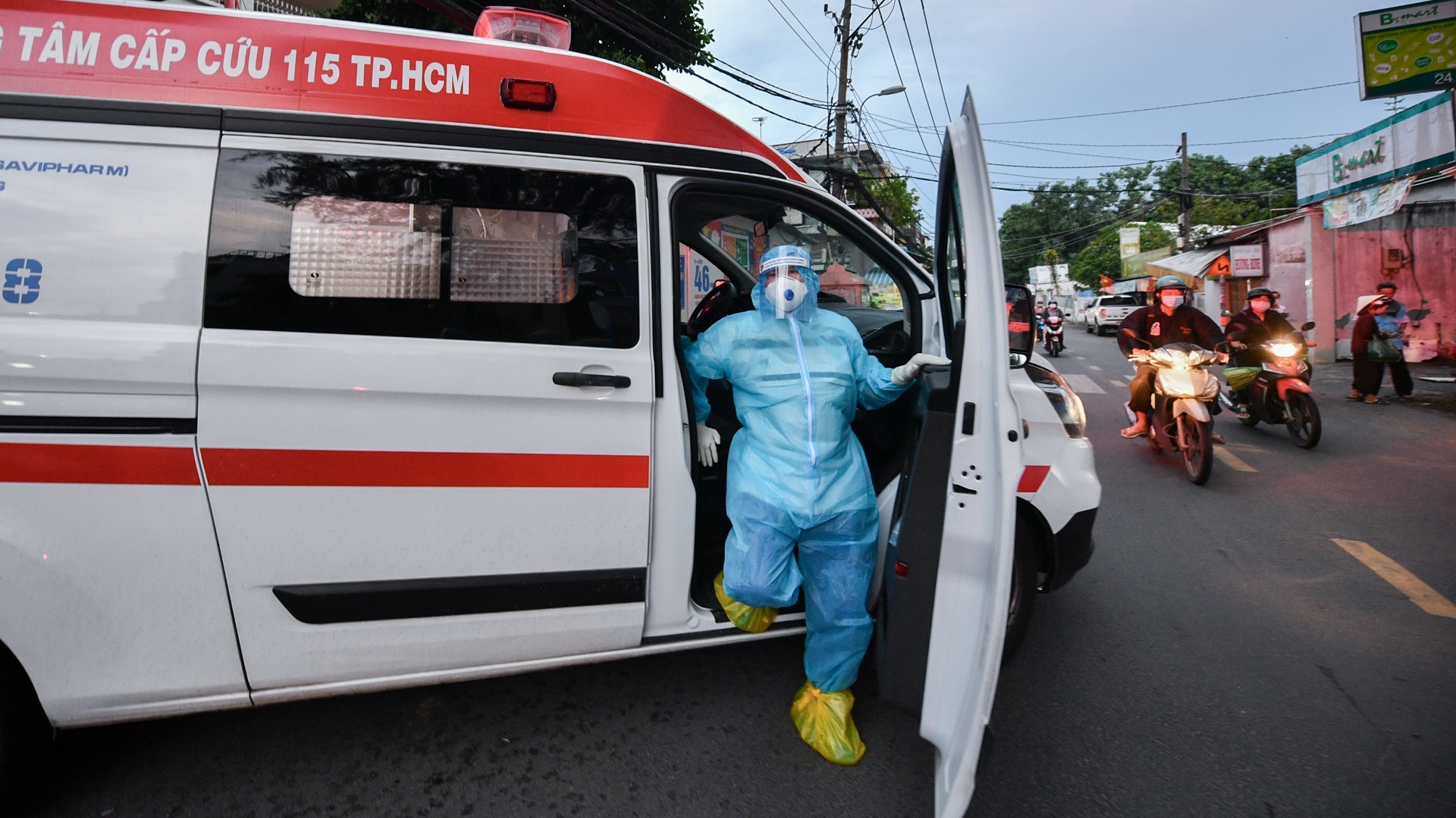 TP.HCM dung xe khach cho benh nhan Covid-19 hinh anh