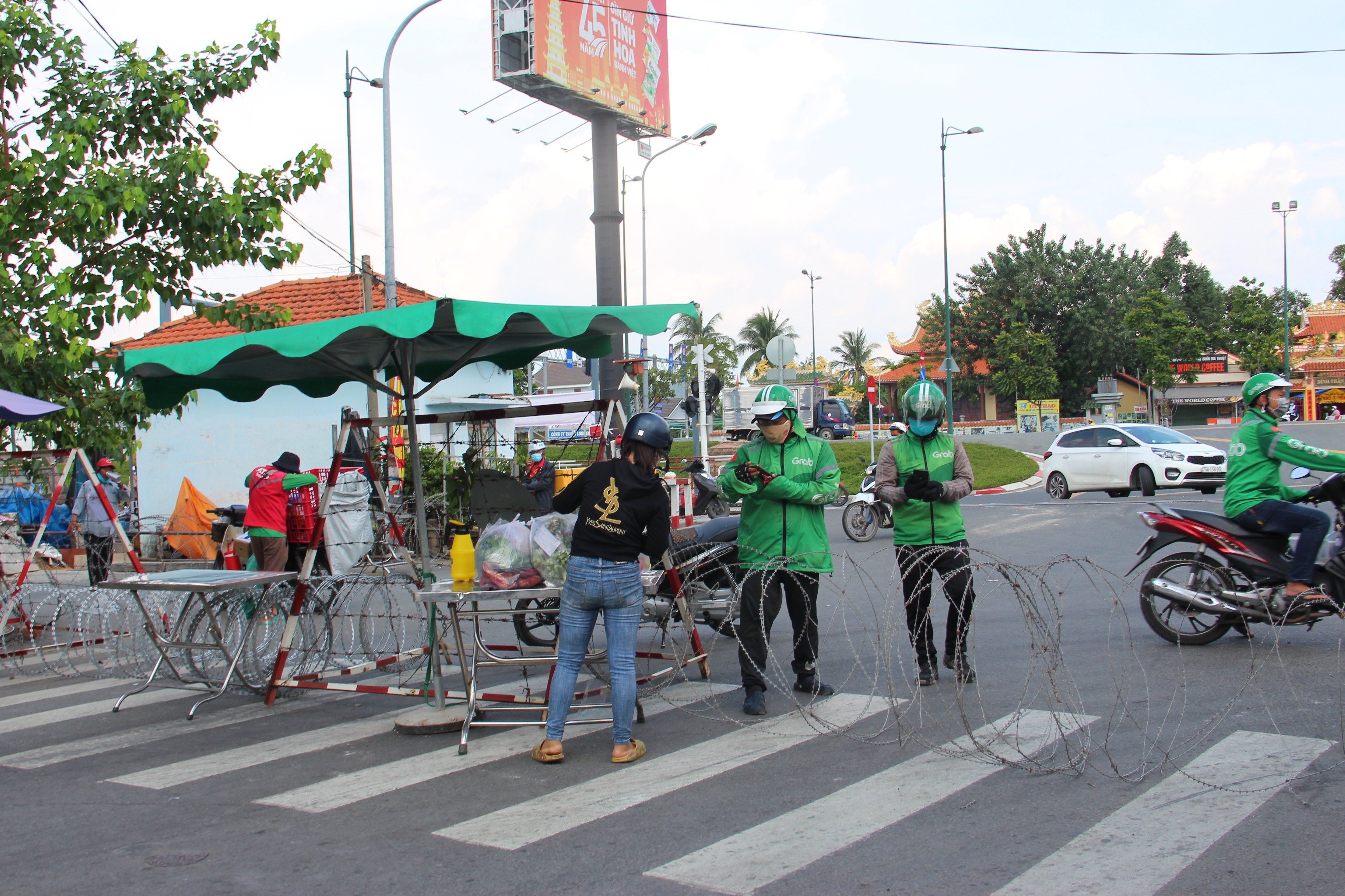 phong toa 2 phuong Tang Nhon Phu B va Long Truong anh 1